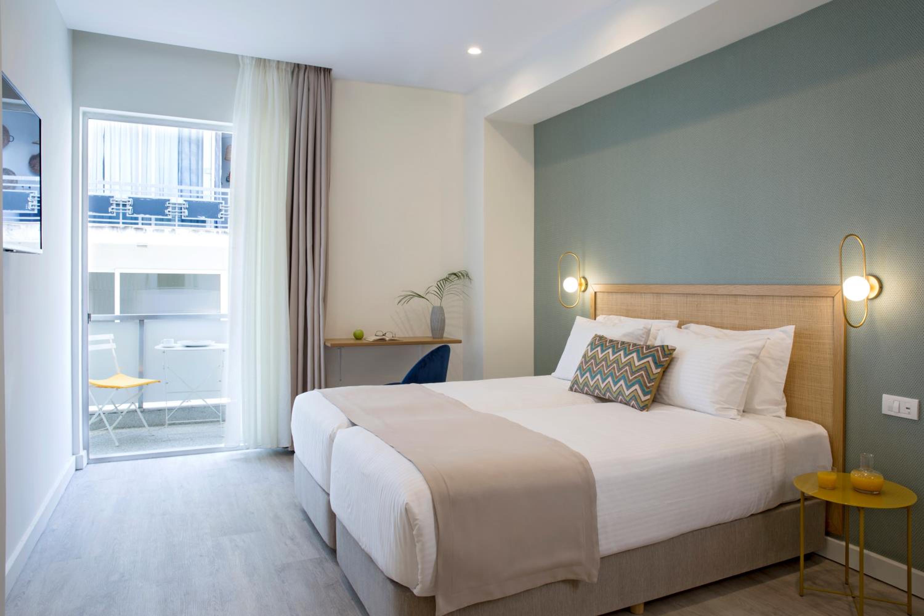 Deluxe Room with Balcony photo 2