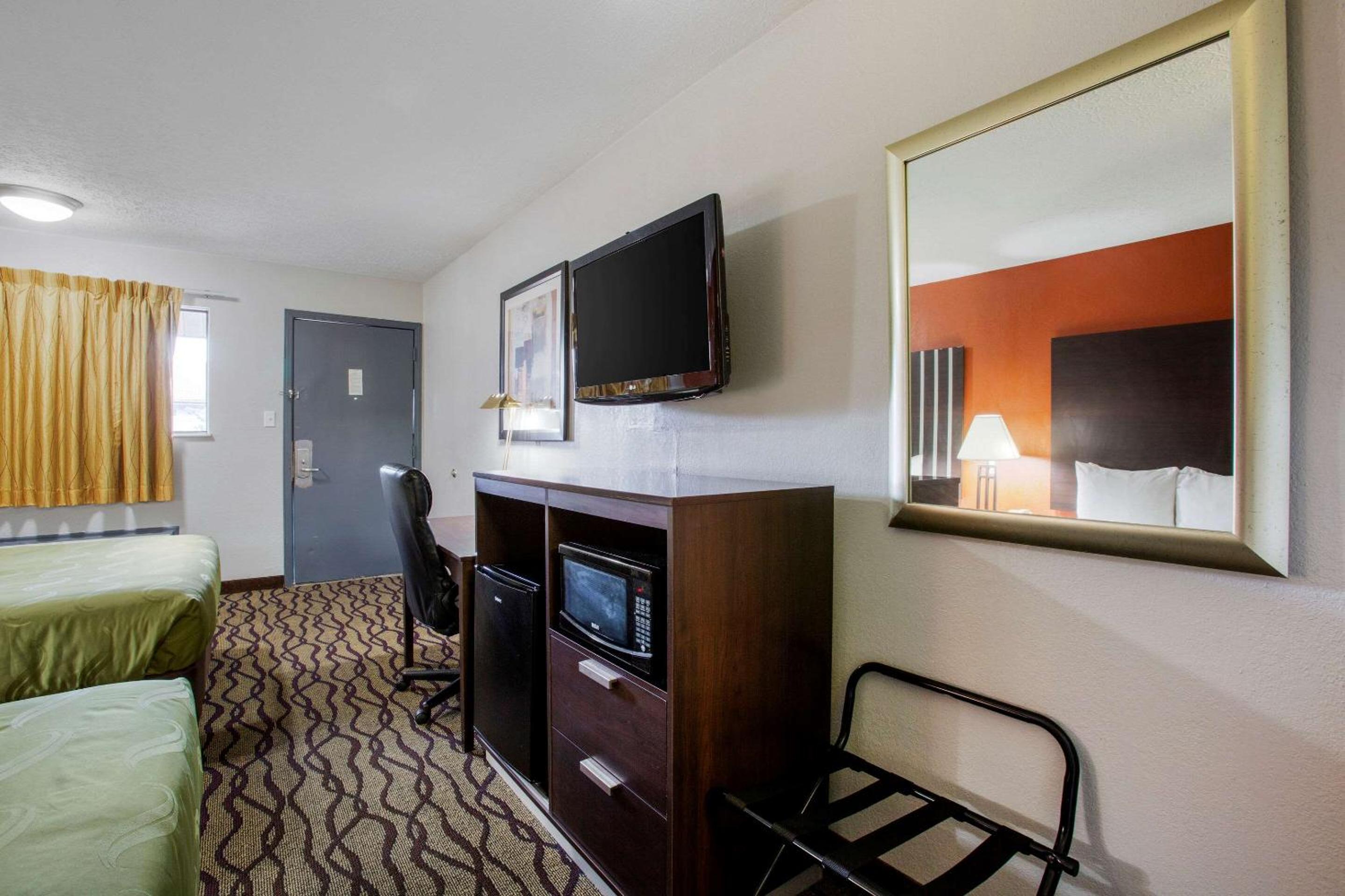 Queen Room with Two Queen Beds - Non-Smoking - Photo 3