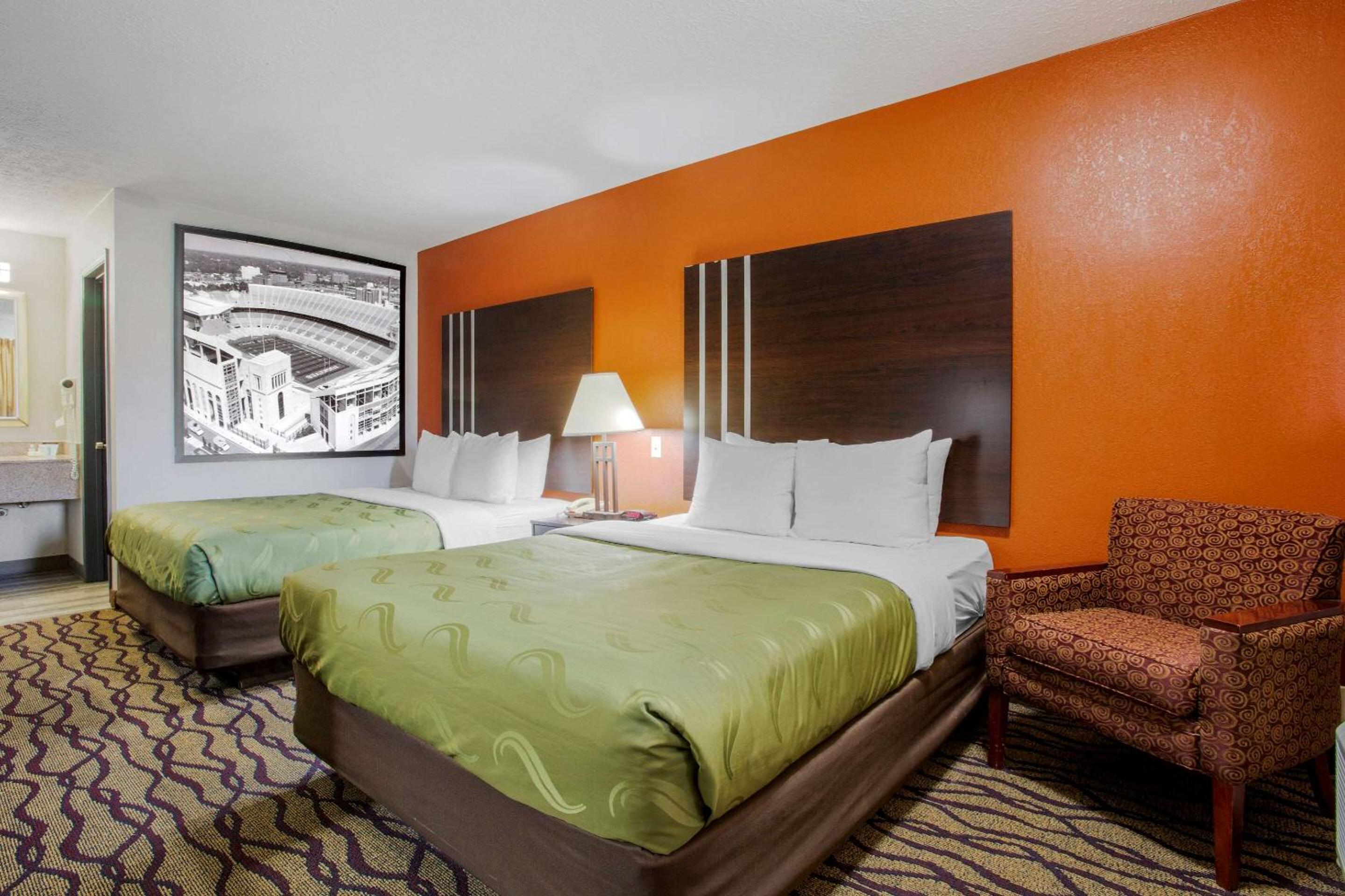 Queen Room with Two Queen Beds - Non-Smoking - Photo 5