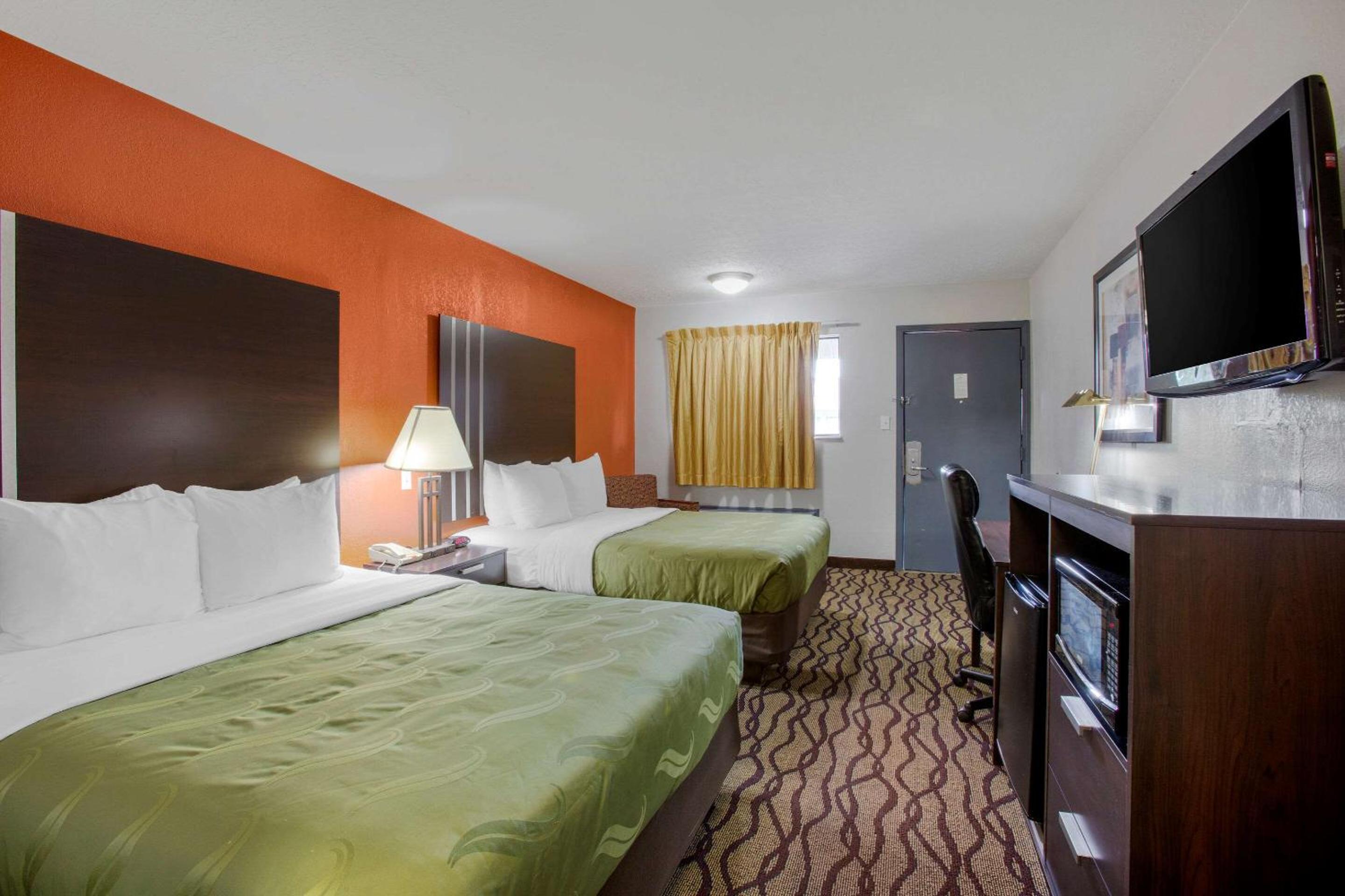 Queen Room with Two Queen Beds - Non-Smoking - Photo 2