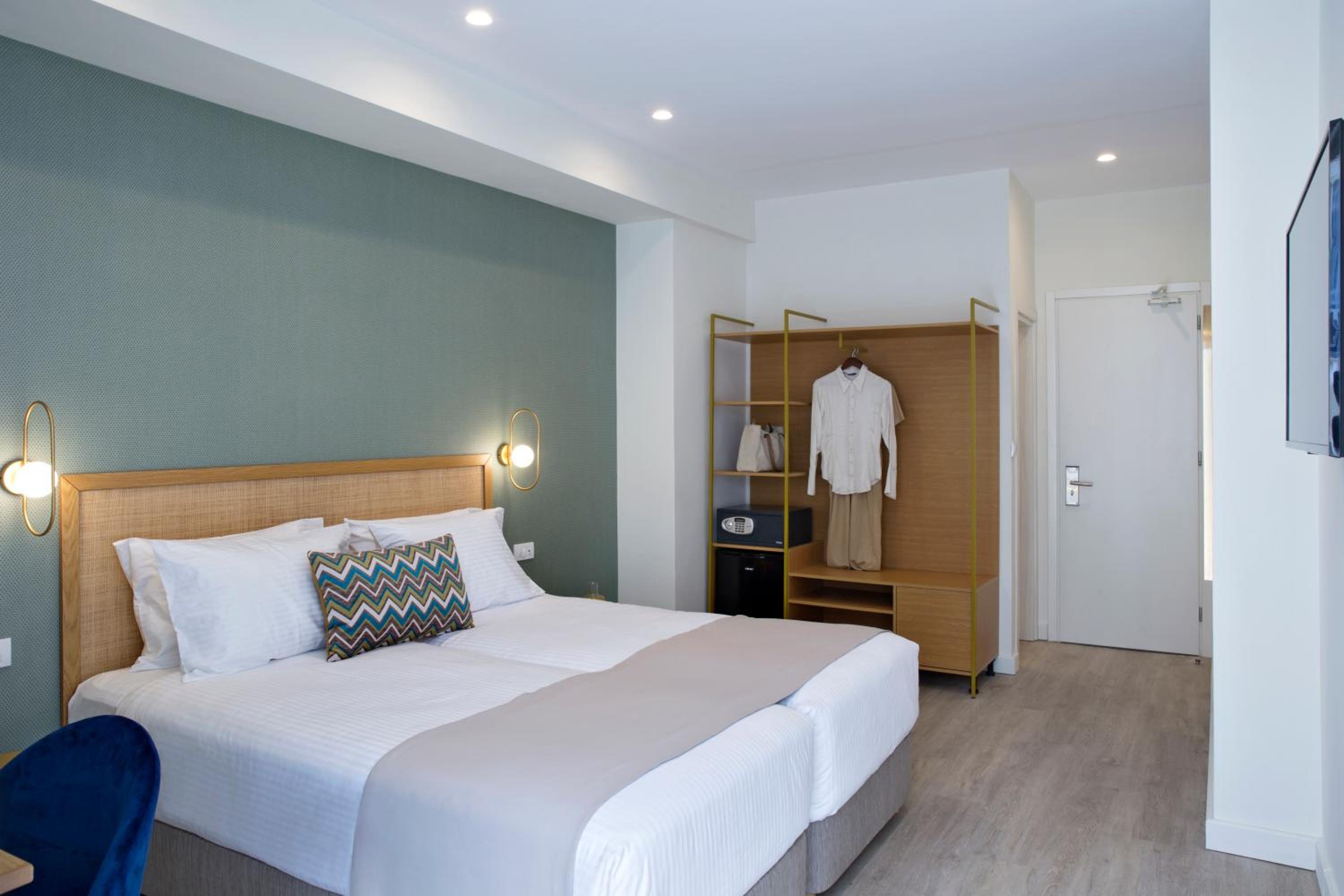 Deluxe Room with Balcony photo 1