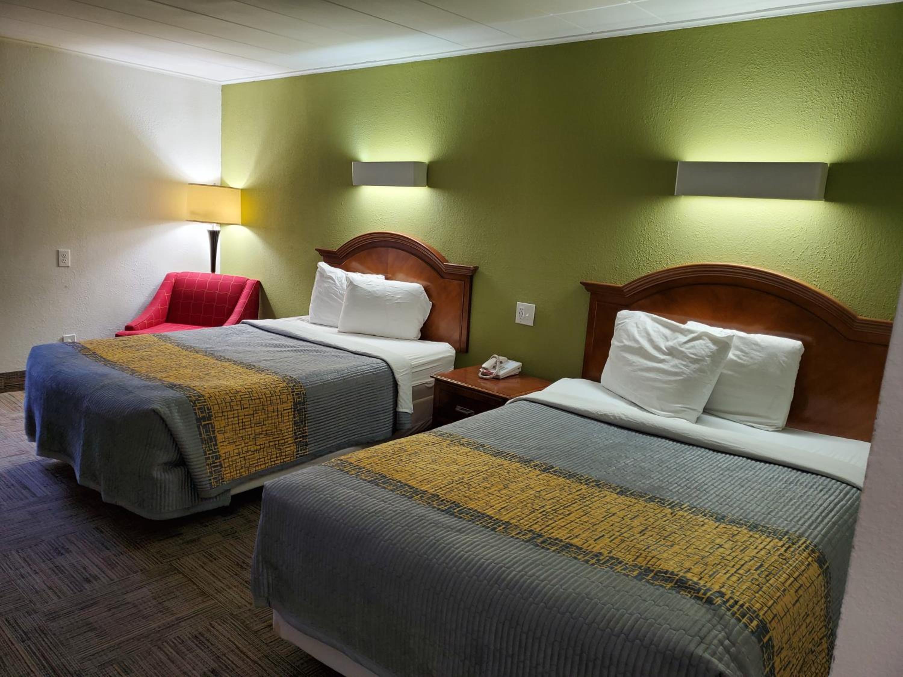 Queen Room with Two Queen Beds-Non-Smoking photo 1