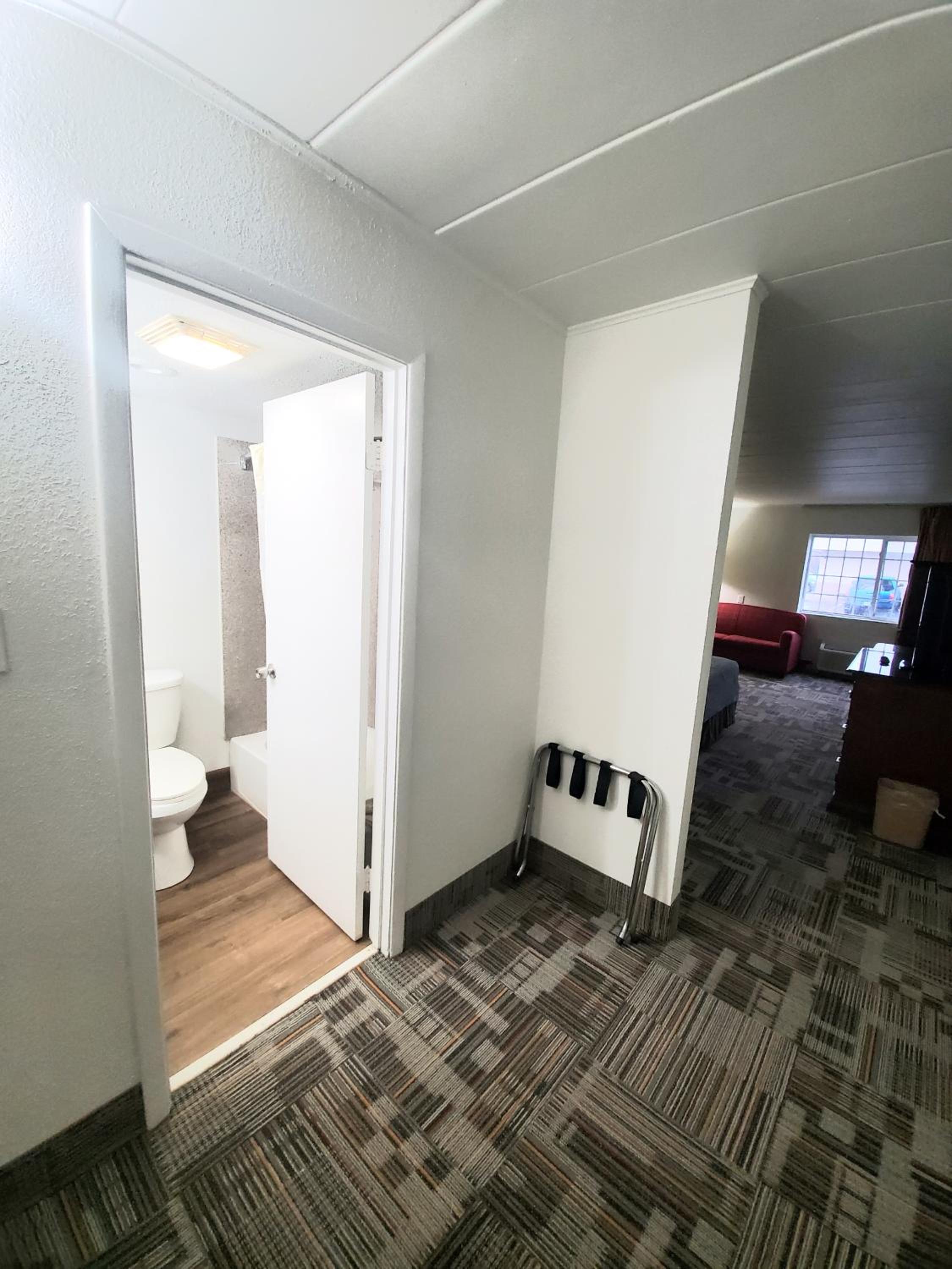 Queen Room with Two Queen Beds-Non-Smoking photo 2