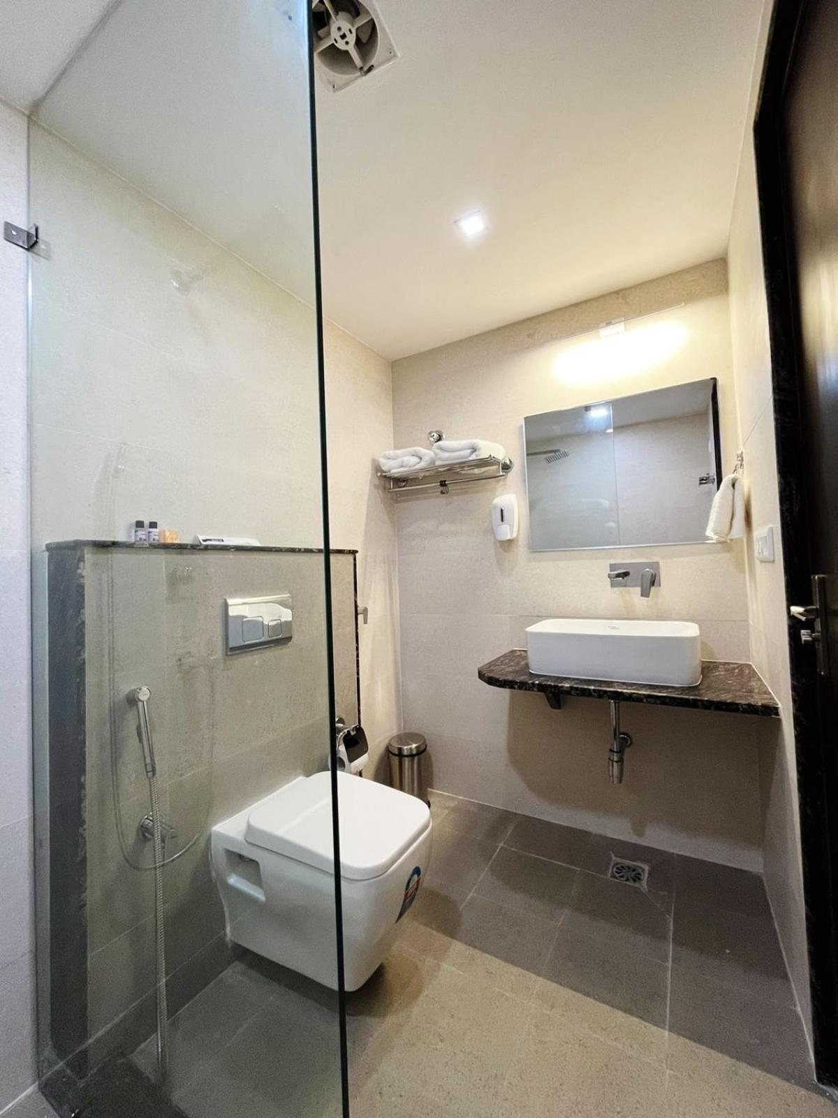 Standard Double Room - Photo 11