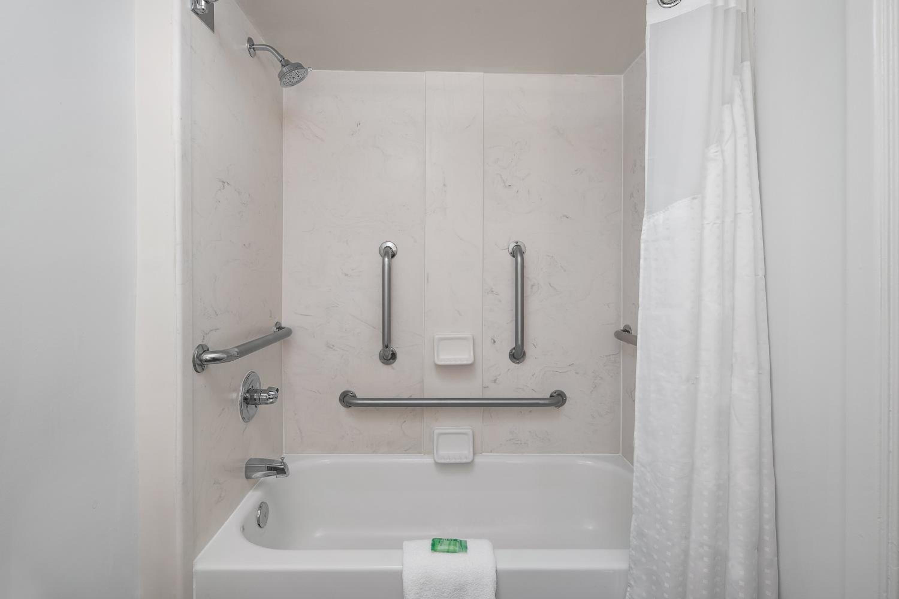 King Room - Mobility Access/Hearing Accessible - Photo 3