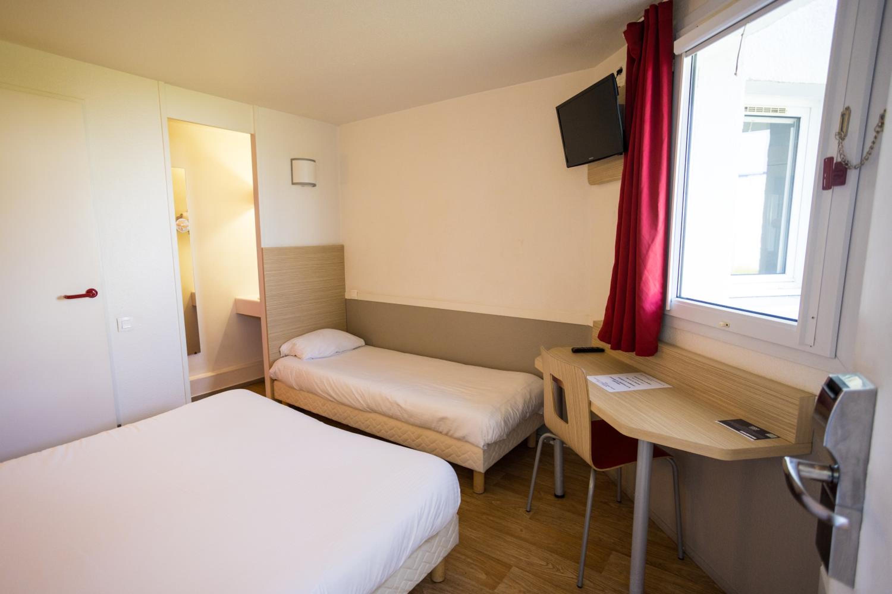 Twin Room - Photo 9