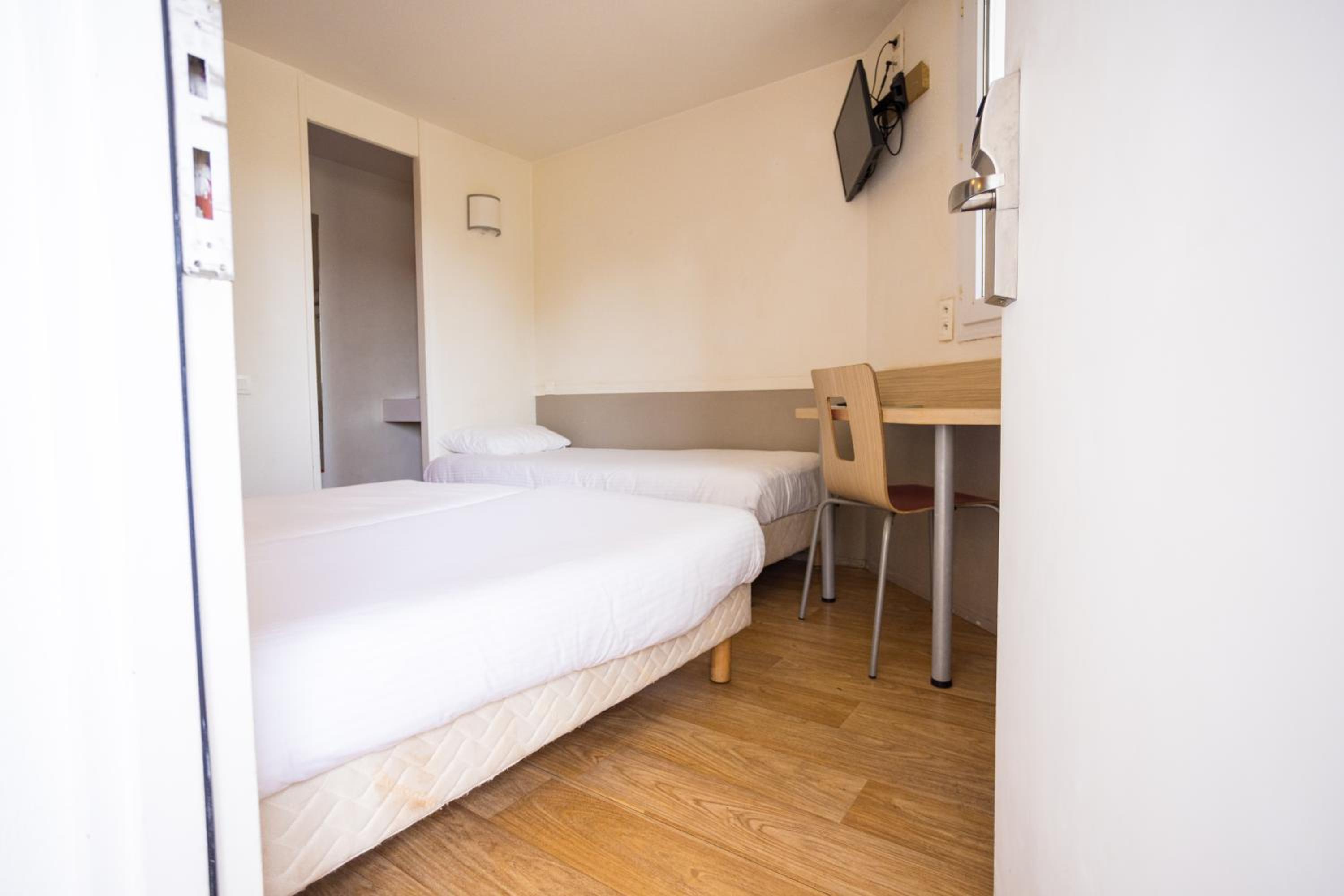 Twin Room - Photo 10