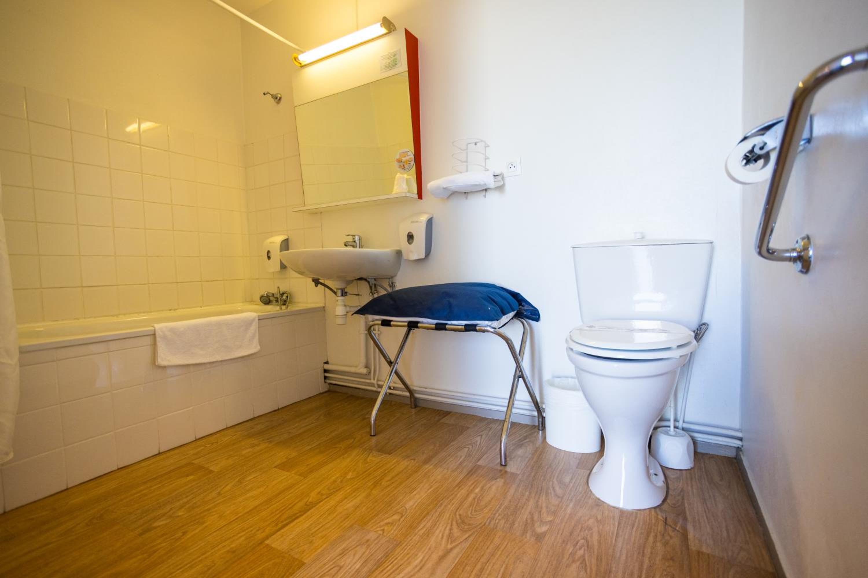 Twin Room - Photo 11