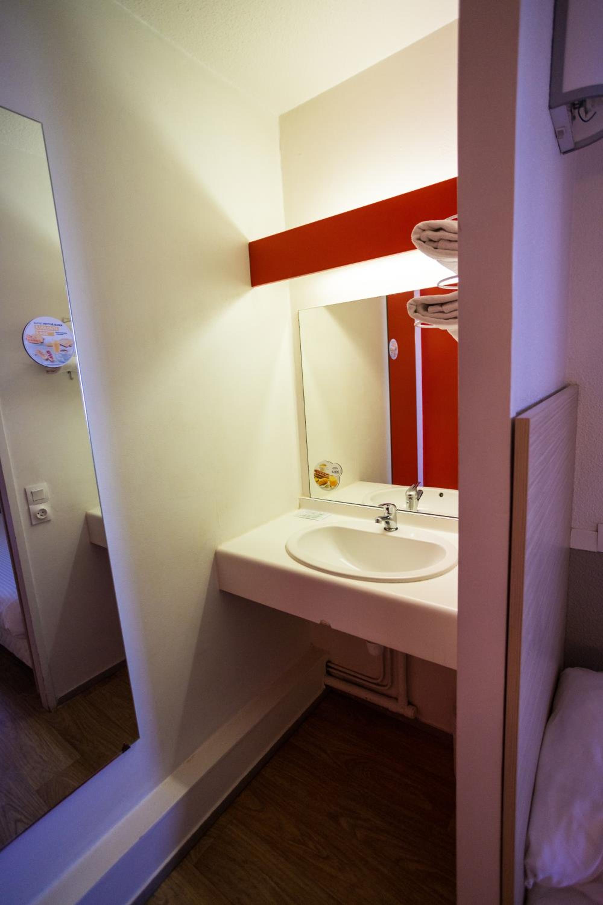 Twin Room - Photo 6