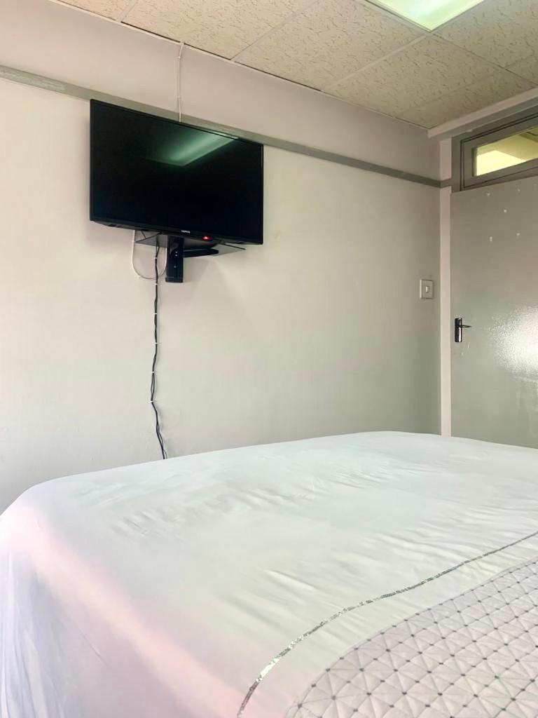 Budget Double Room - Photo 8