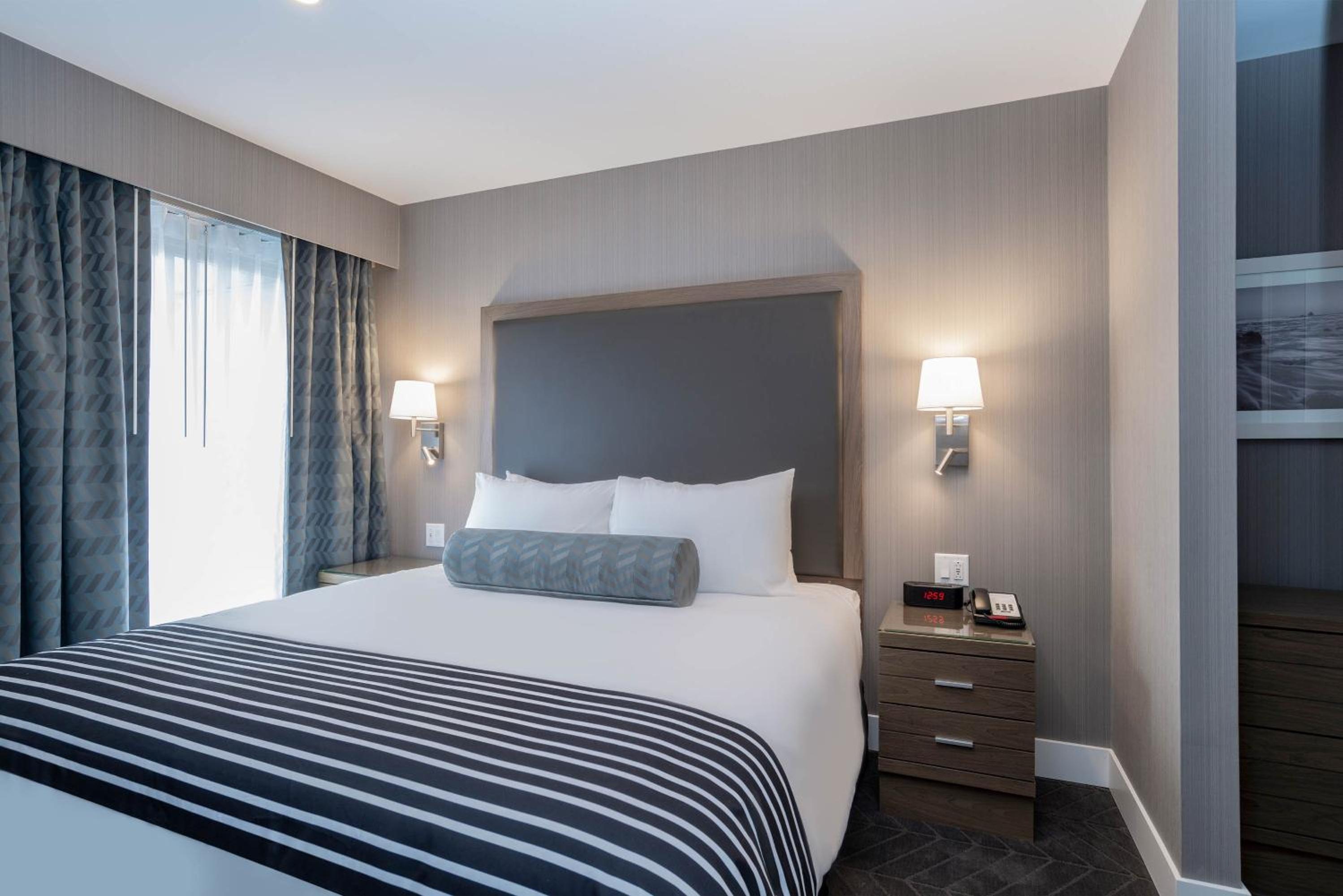 Standard Suite, 1 King Bed, Kitchen