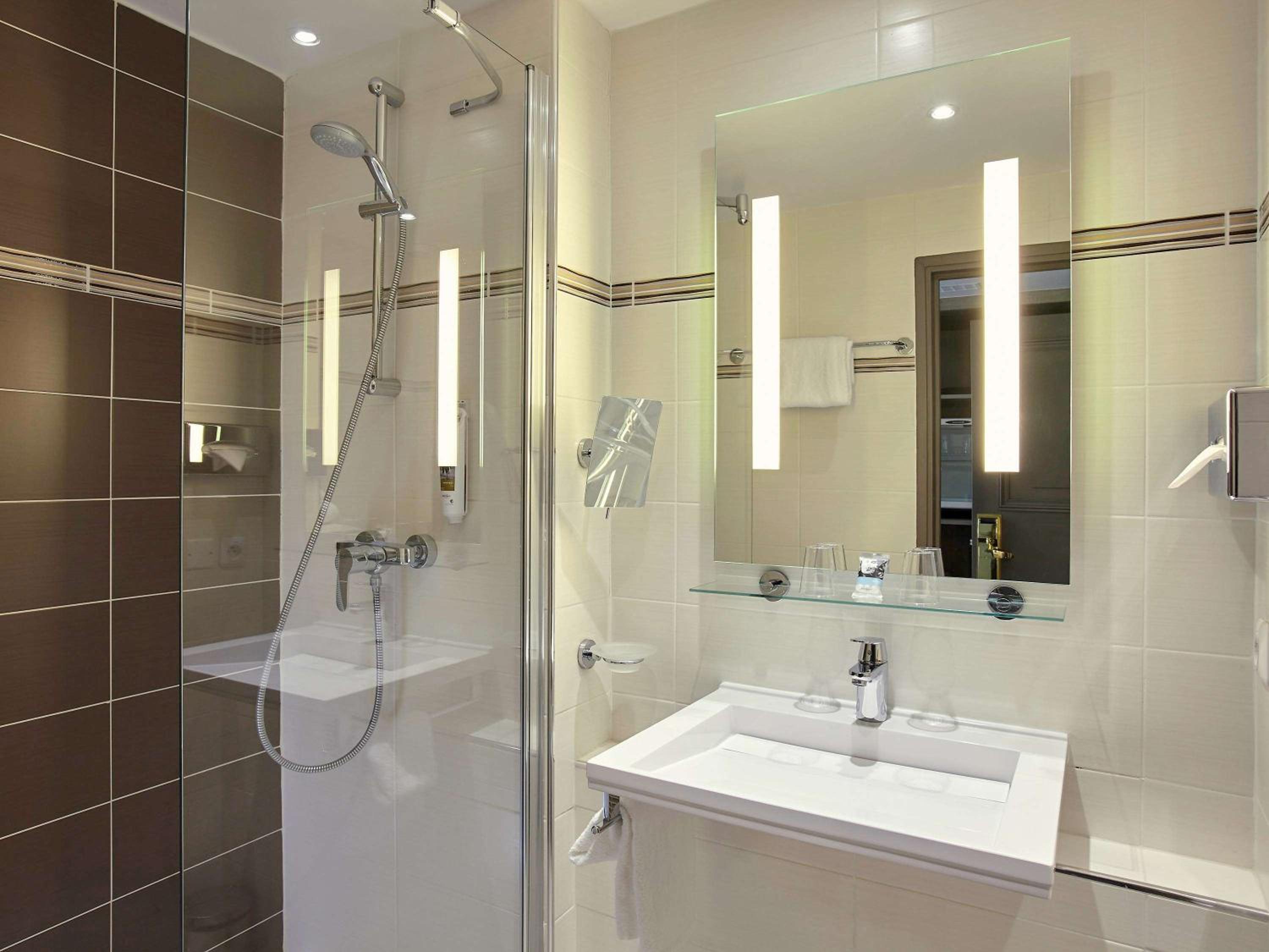 Classic Room with 1 double bed and twin beds