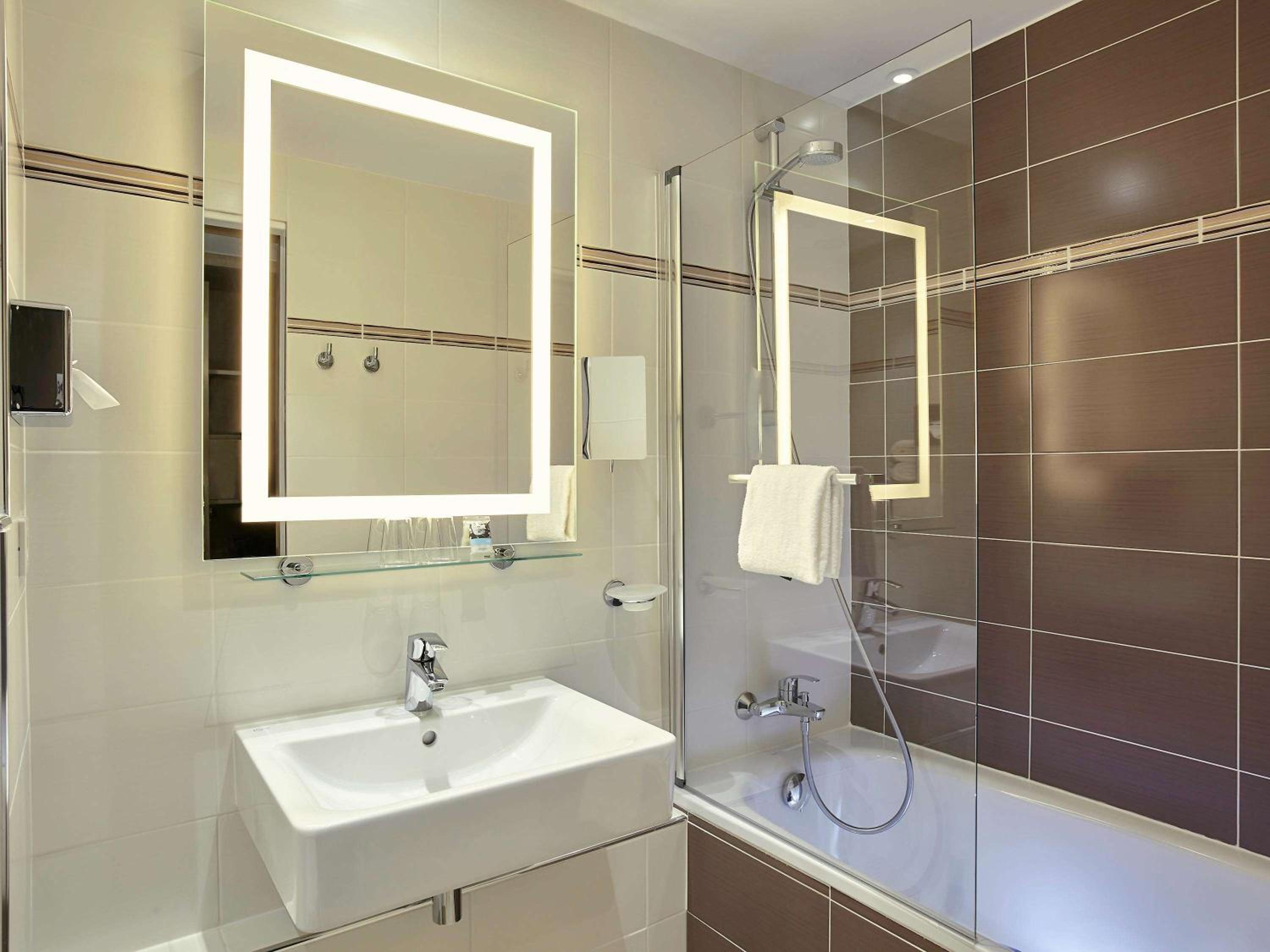 Classic Room with 1 double bed and twin beds