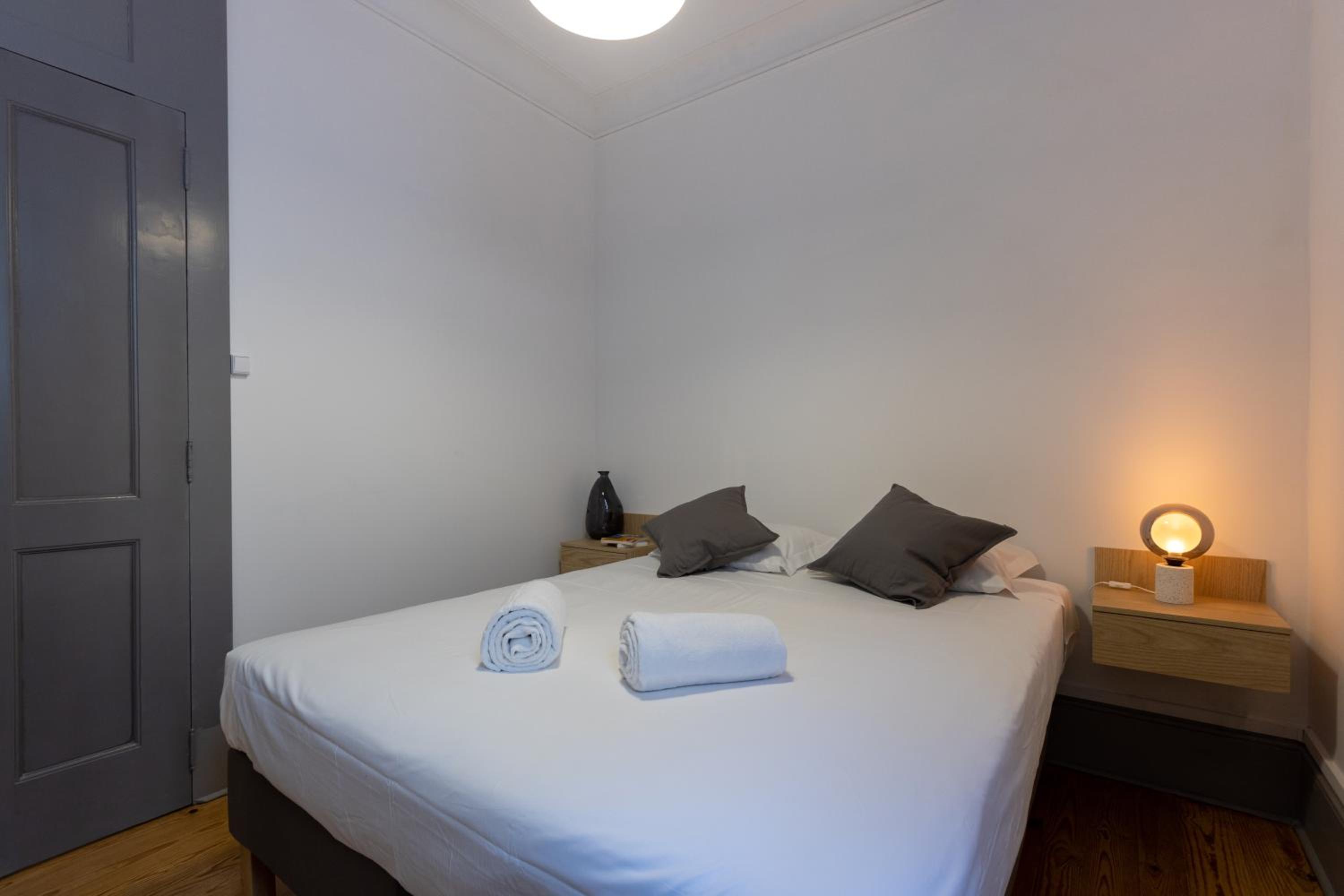 Six-Bedroom Apartment - Photo 26