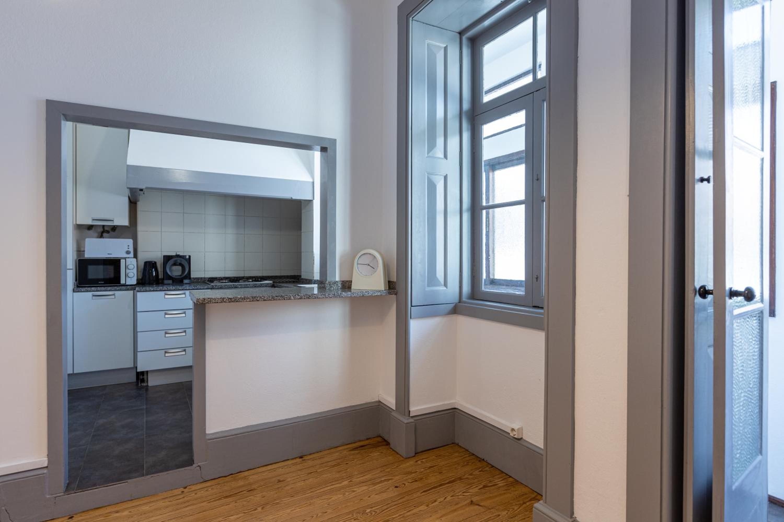 Six-Bedroom Apartment - Photo 28