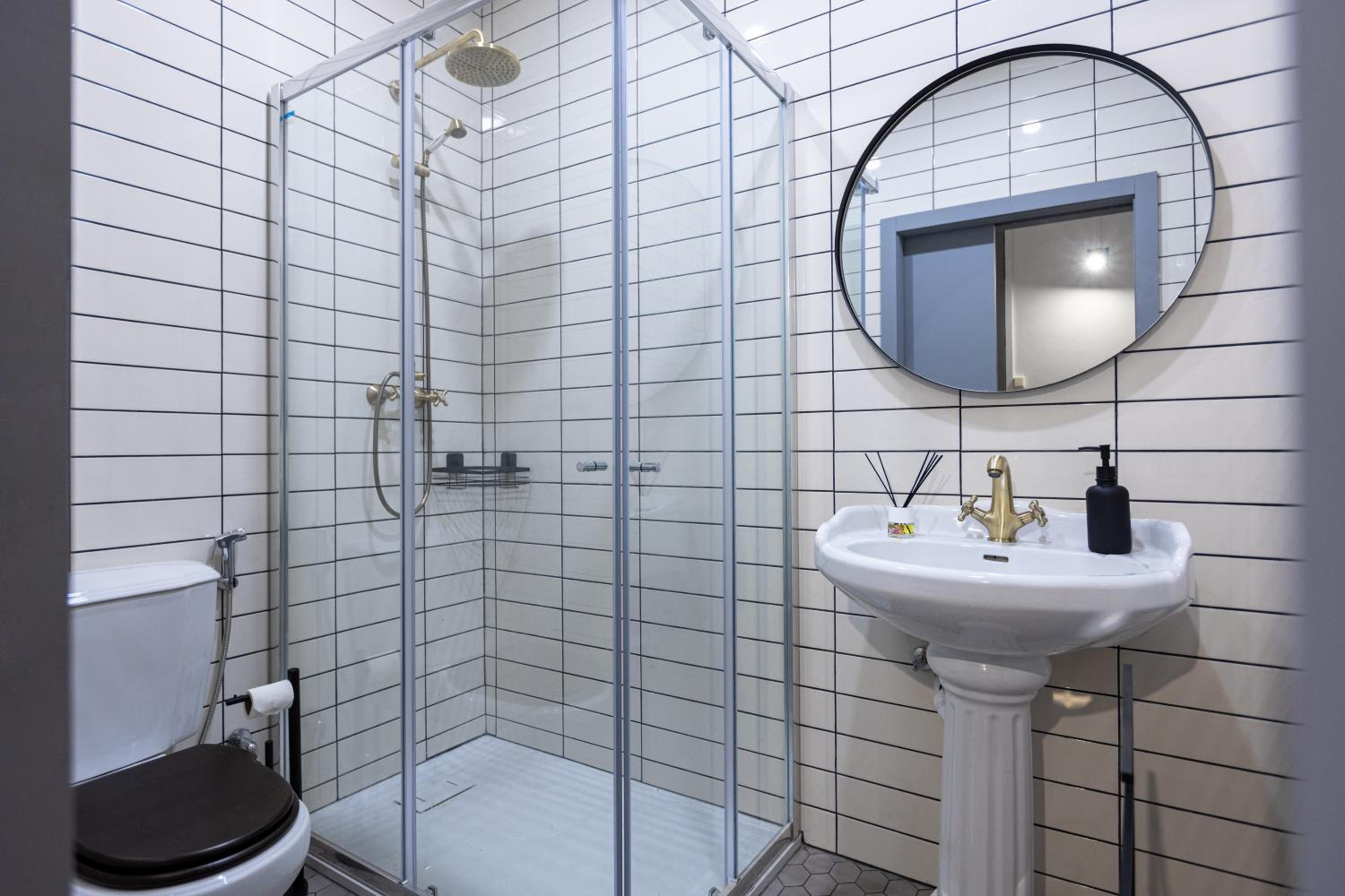 Six-Bedroom Apartment - Photo 29