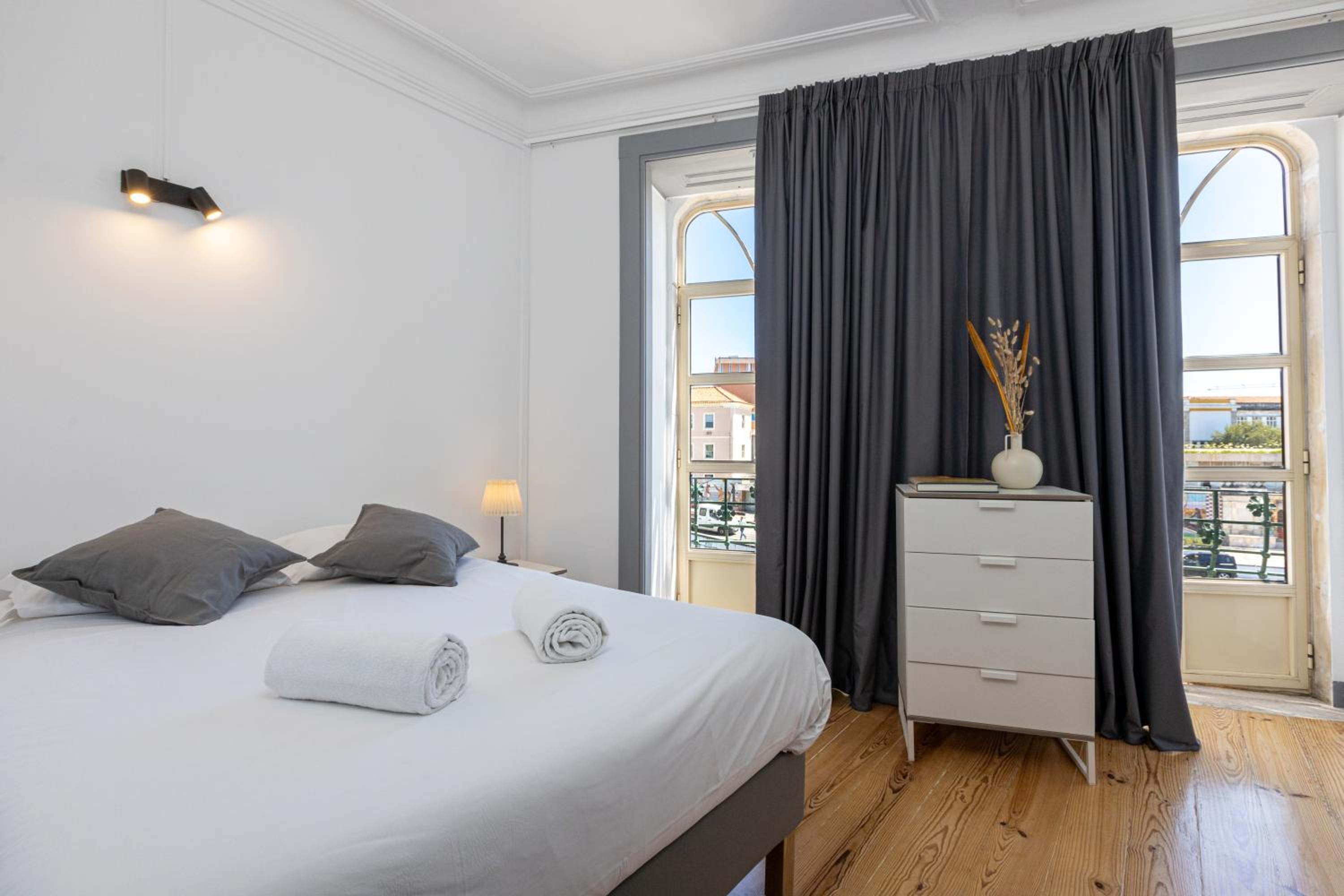 Six-Bedroom Apartment - Photo 1