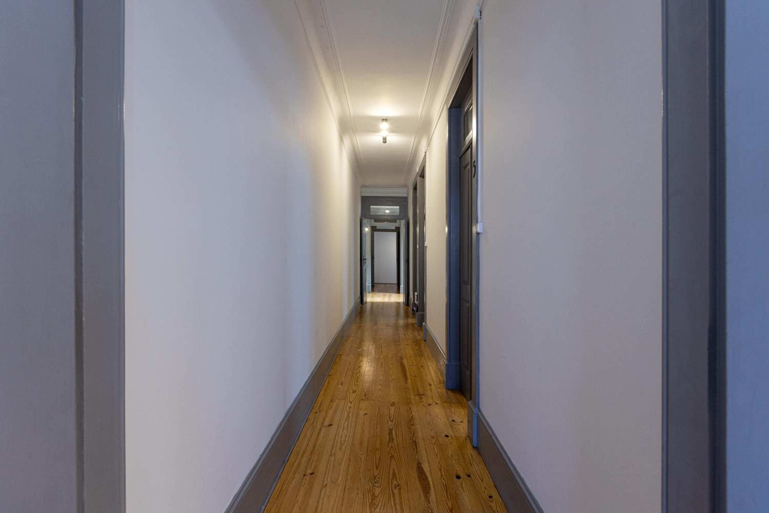 Six-Bedroom Apartment - Photo 31