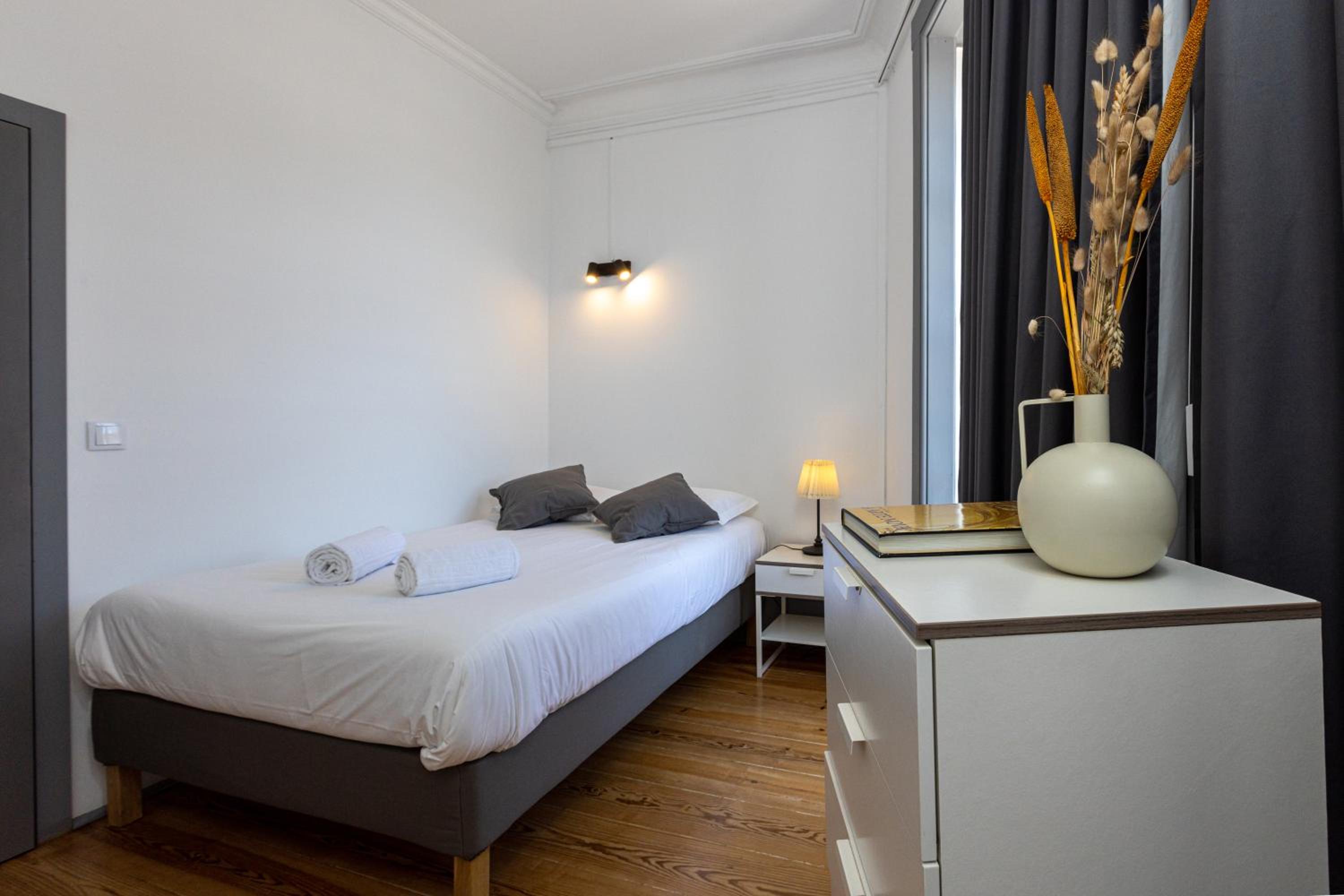 Six-Bedroom Apartment - Photo 23