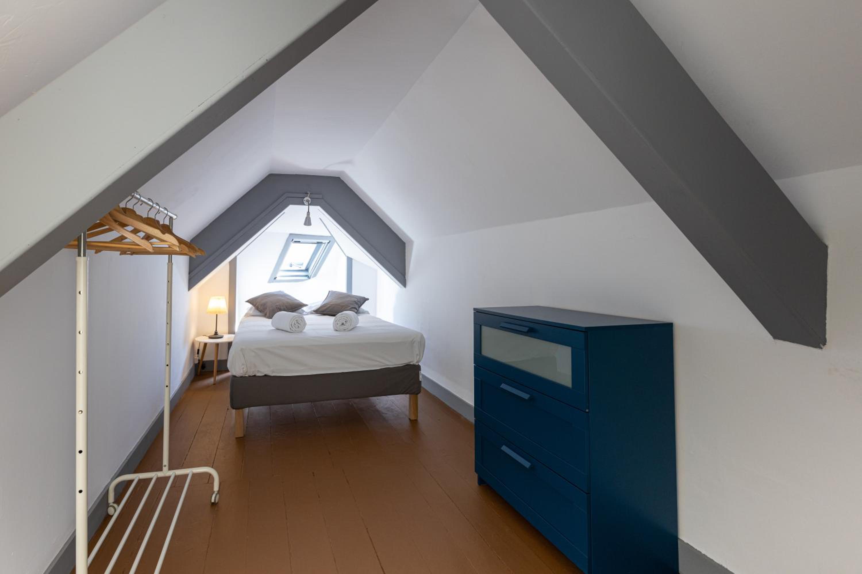 Six-Bedroom Apartment - Photo 19
