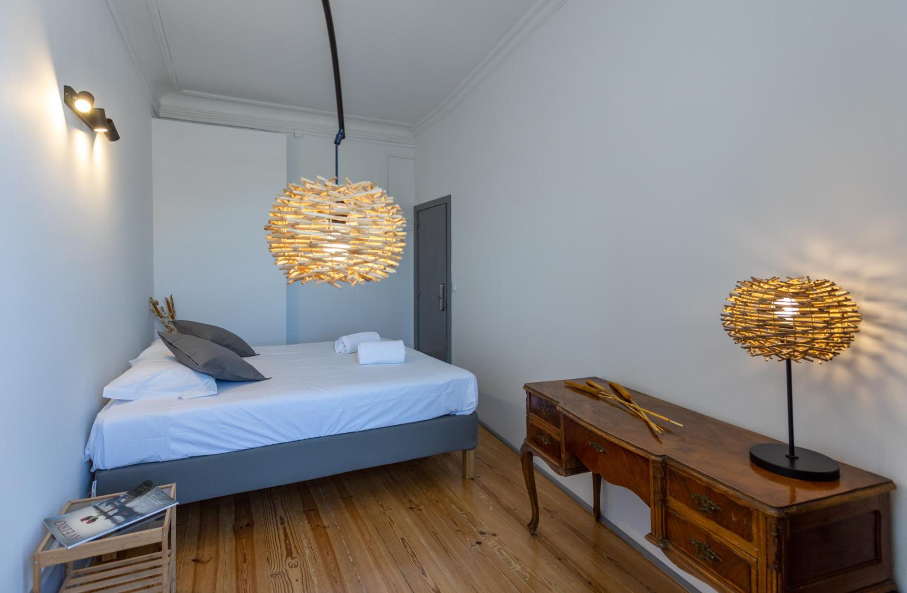 Six-Bedroom Apartment - Photo 24