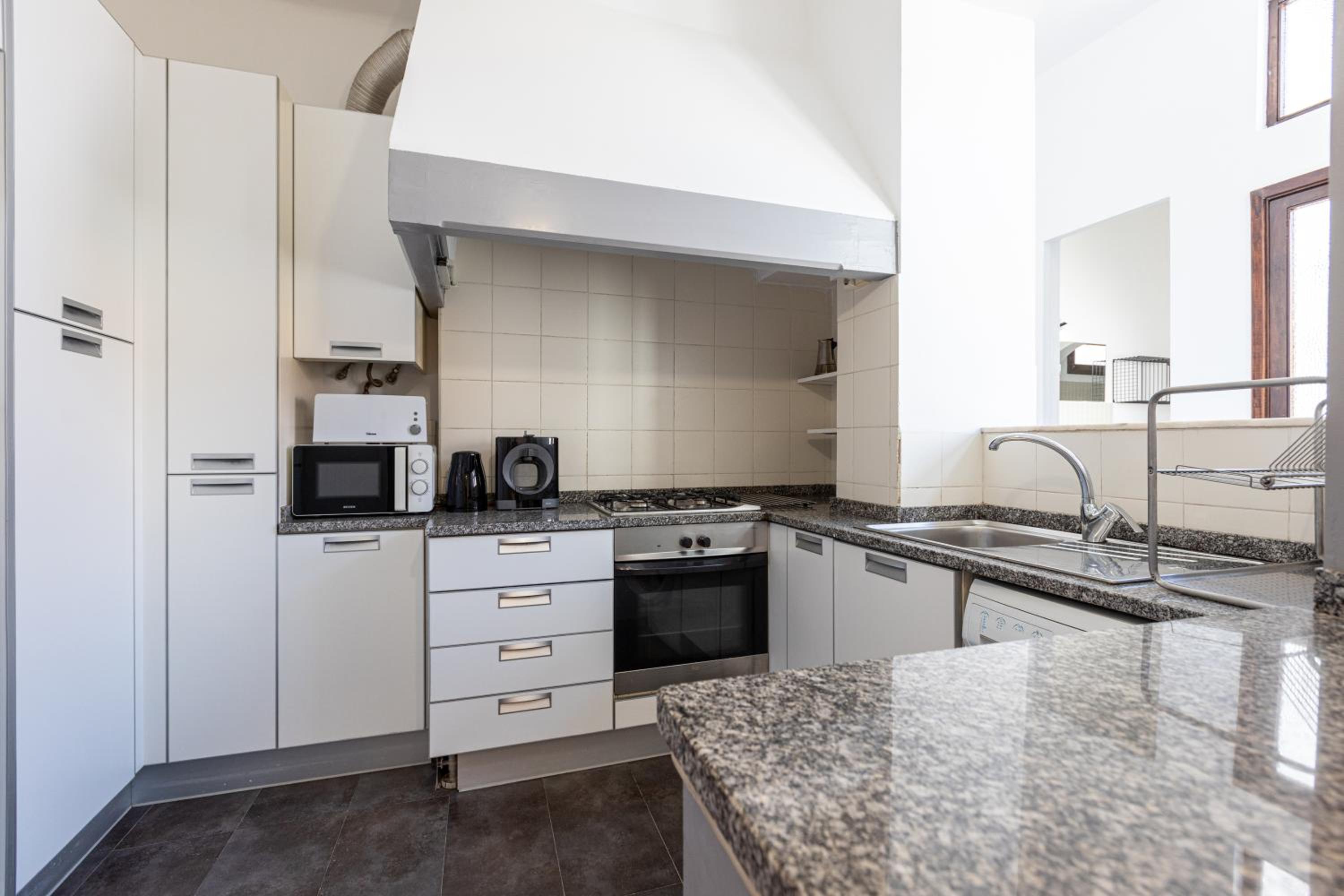 Six-Bedroom Apartment - Photo 3