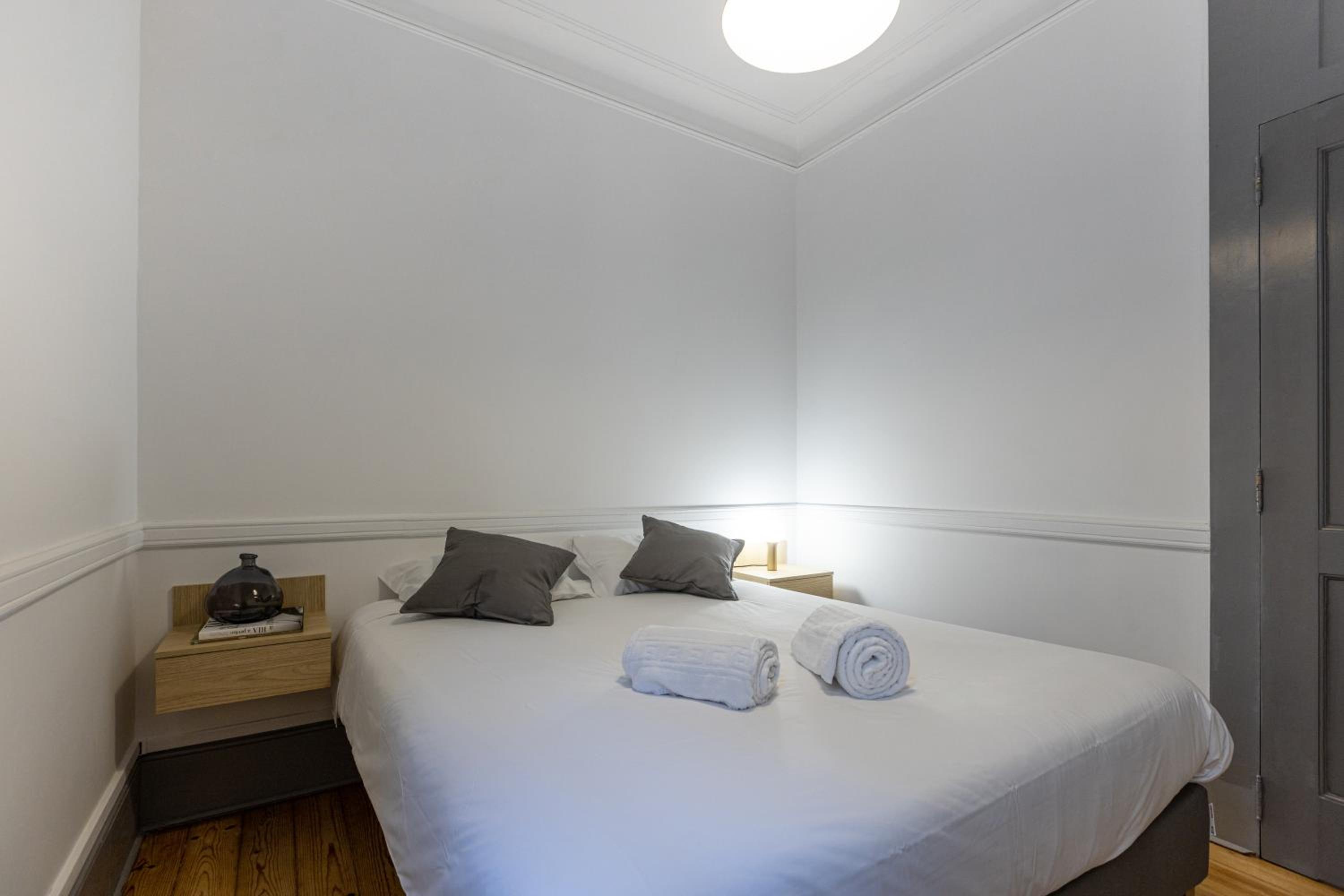 Six-Bedroom Apartment - Photo 7