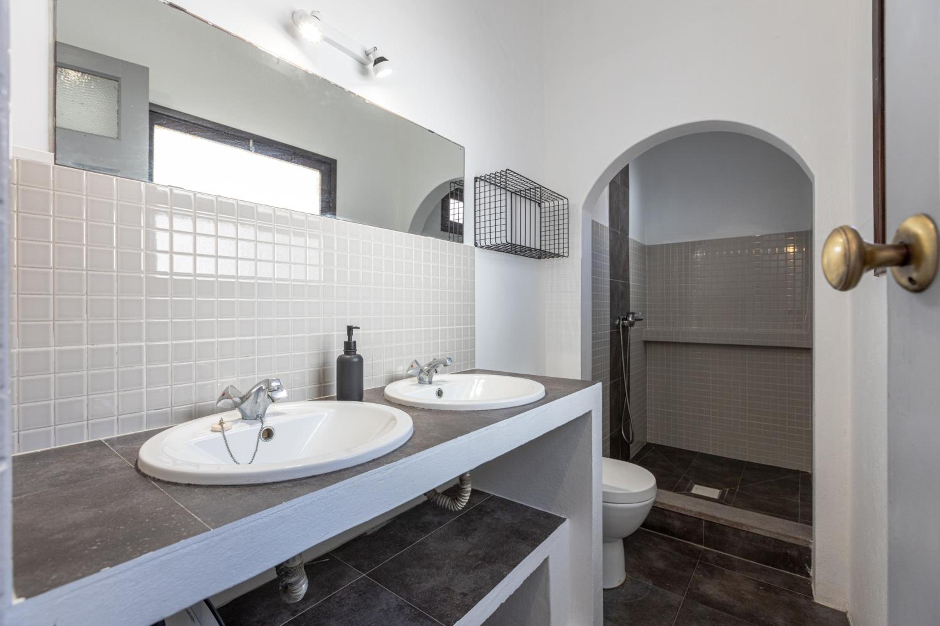 Six-Bedroom Apartment - Photo 8