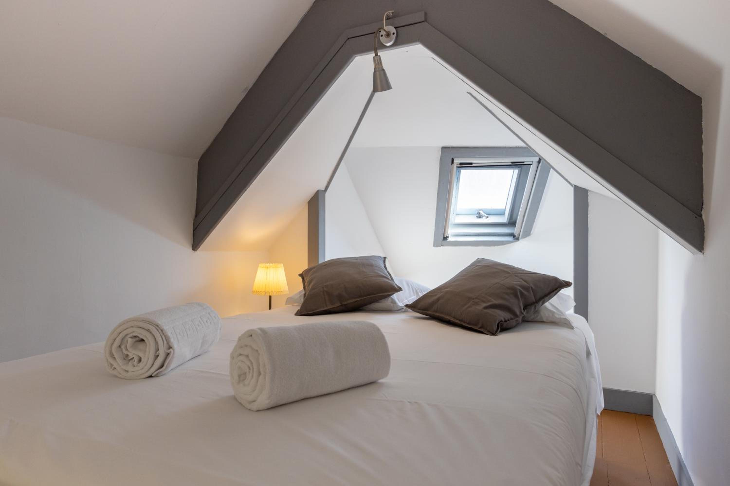 Six-Bedroom Apartment - Photo 12