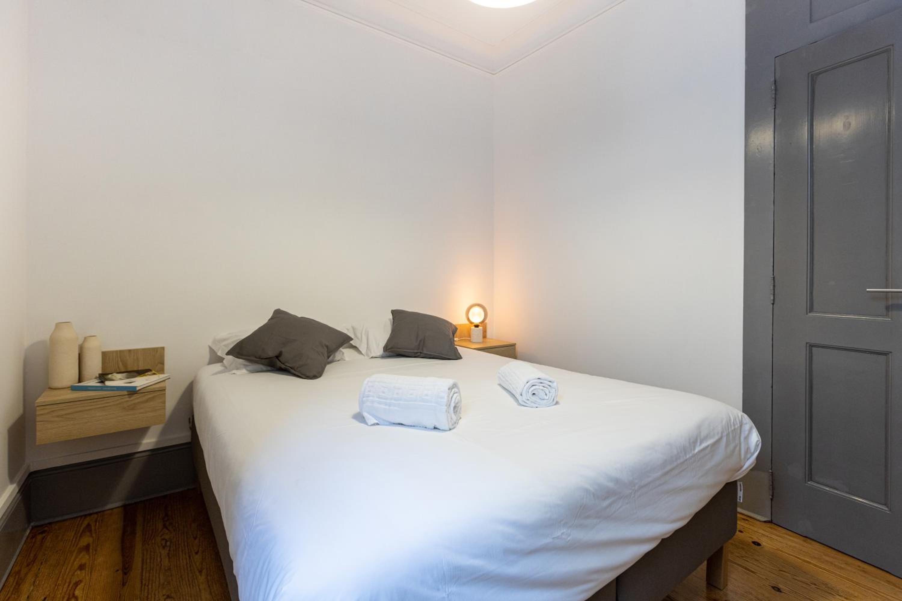 Six-Bedroom Apartment - Photo 13
