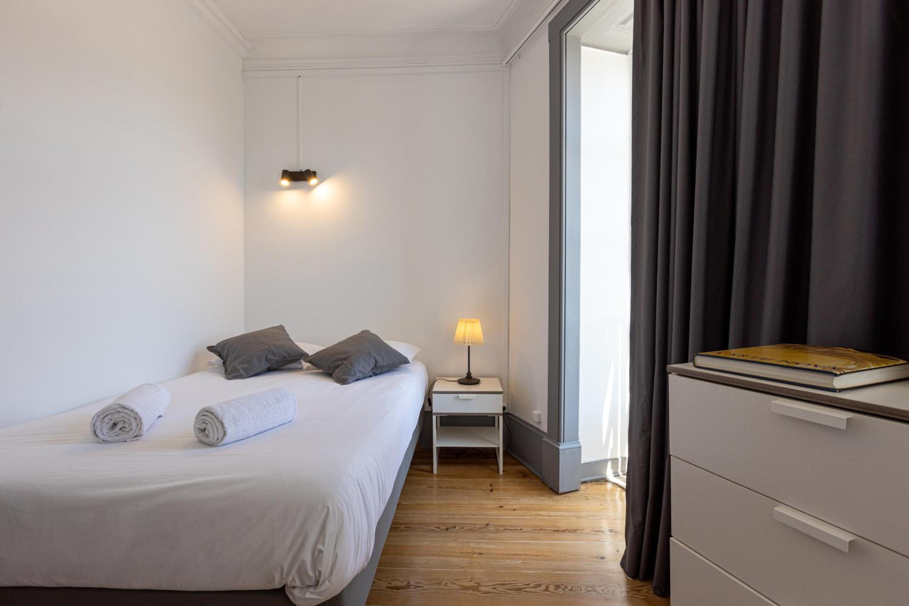 Six-Bedroom Apartment - Photo 17