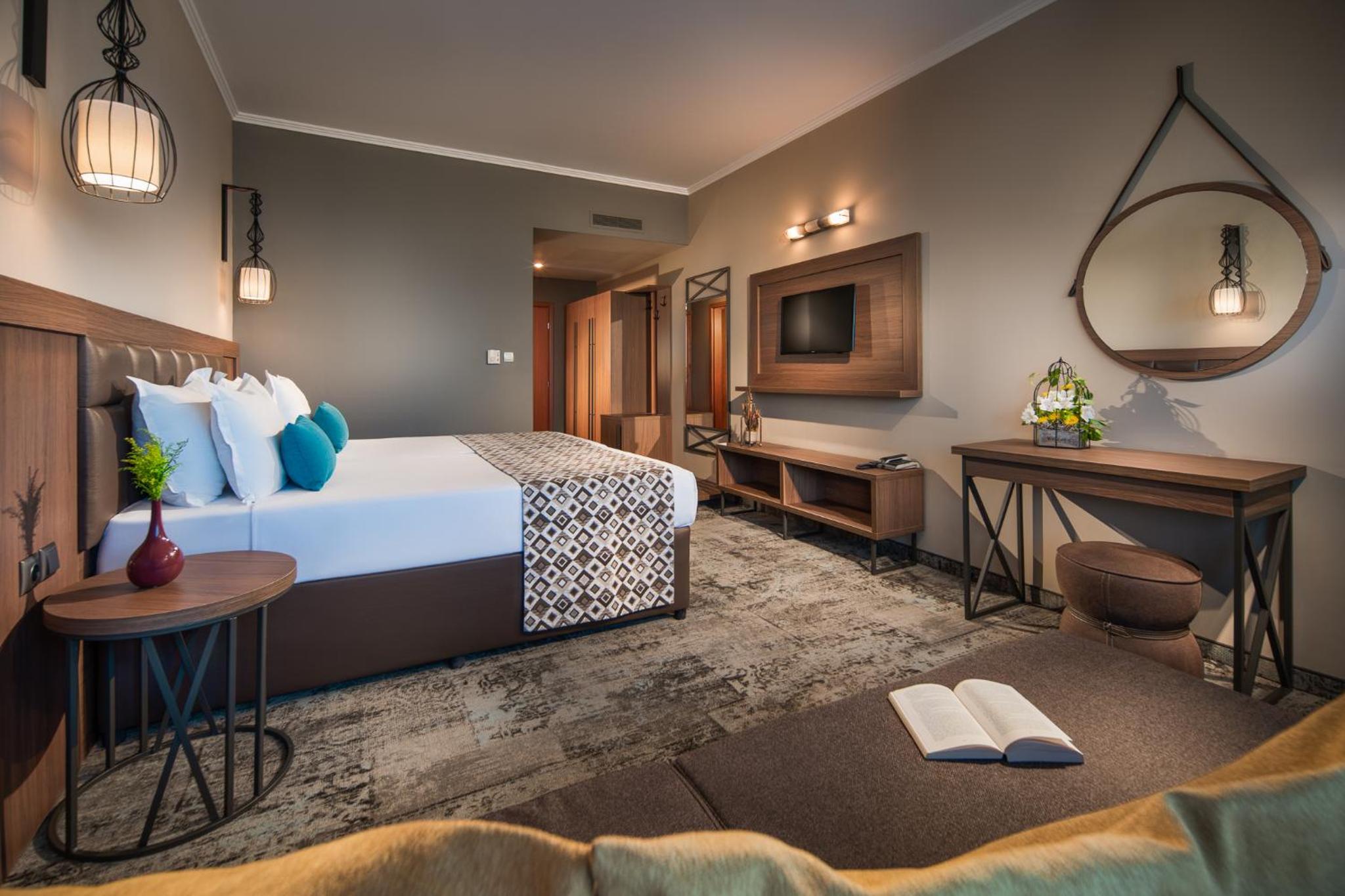 Deluxe Twin Room with Street View and Balcony - Free Pool Access & Free WiFI - Photo 2