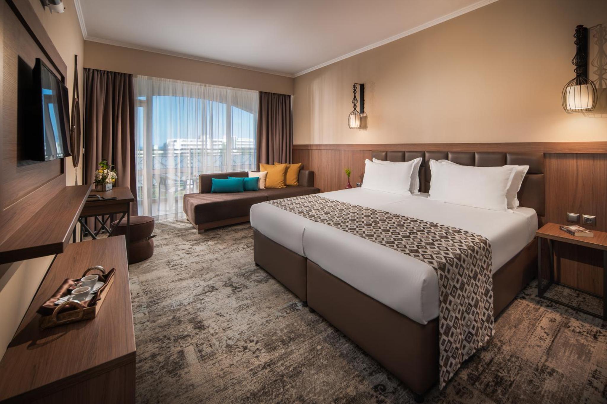 Deluxe Twin Room with Street View and Balcony - Free Pool Access & Free WiFI - Photo 10