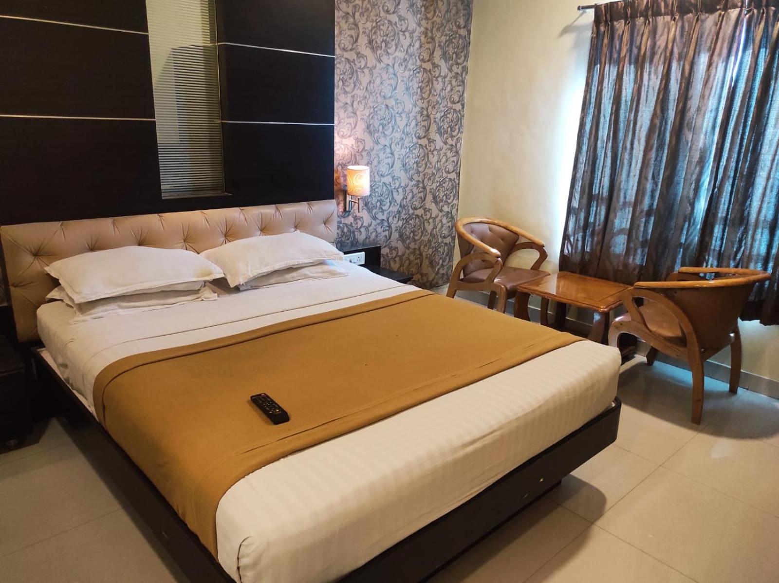 Deluxe Double or Twin Room - Photo 12