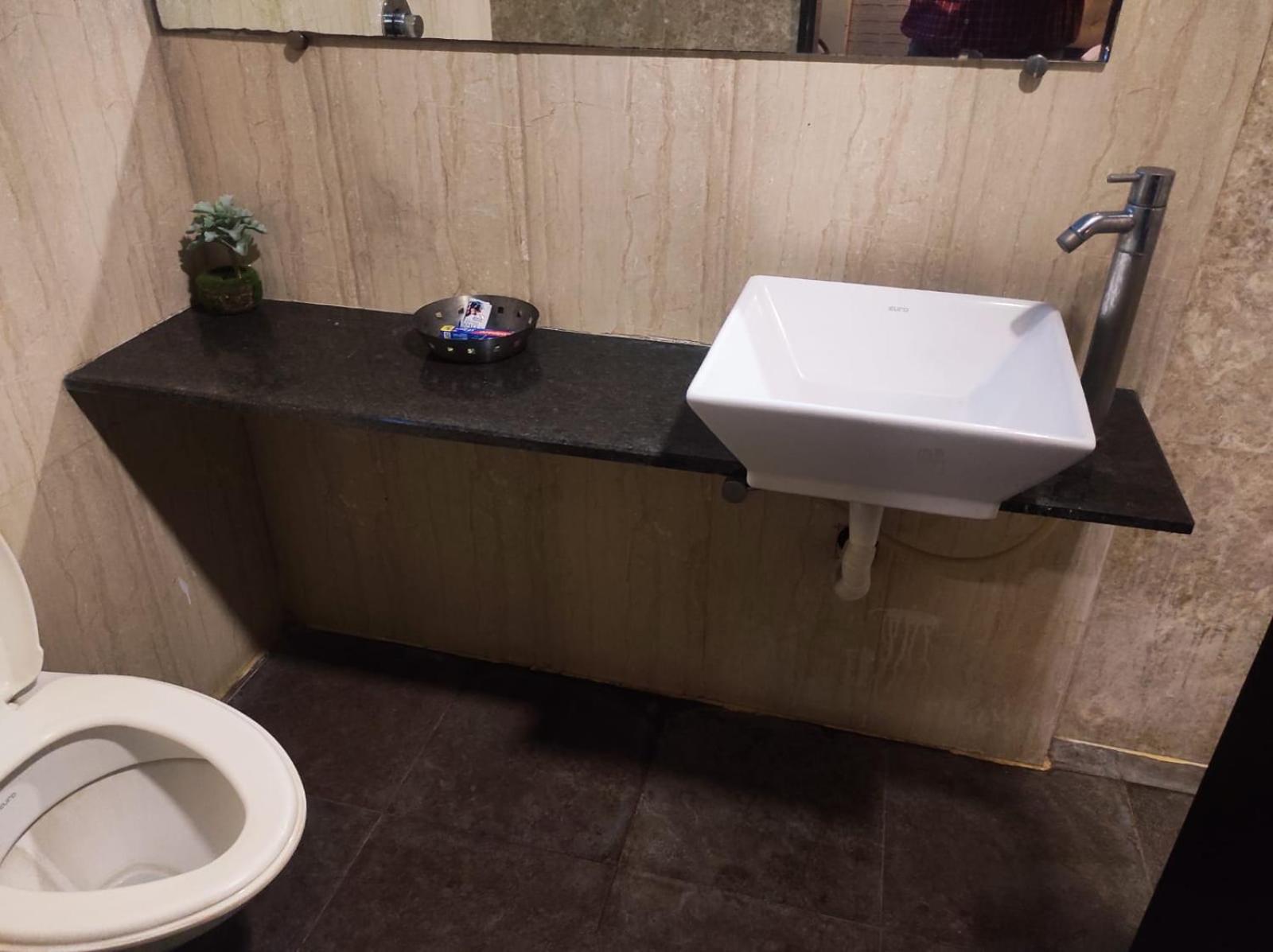 Suite - Photo 11
