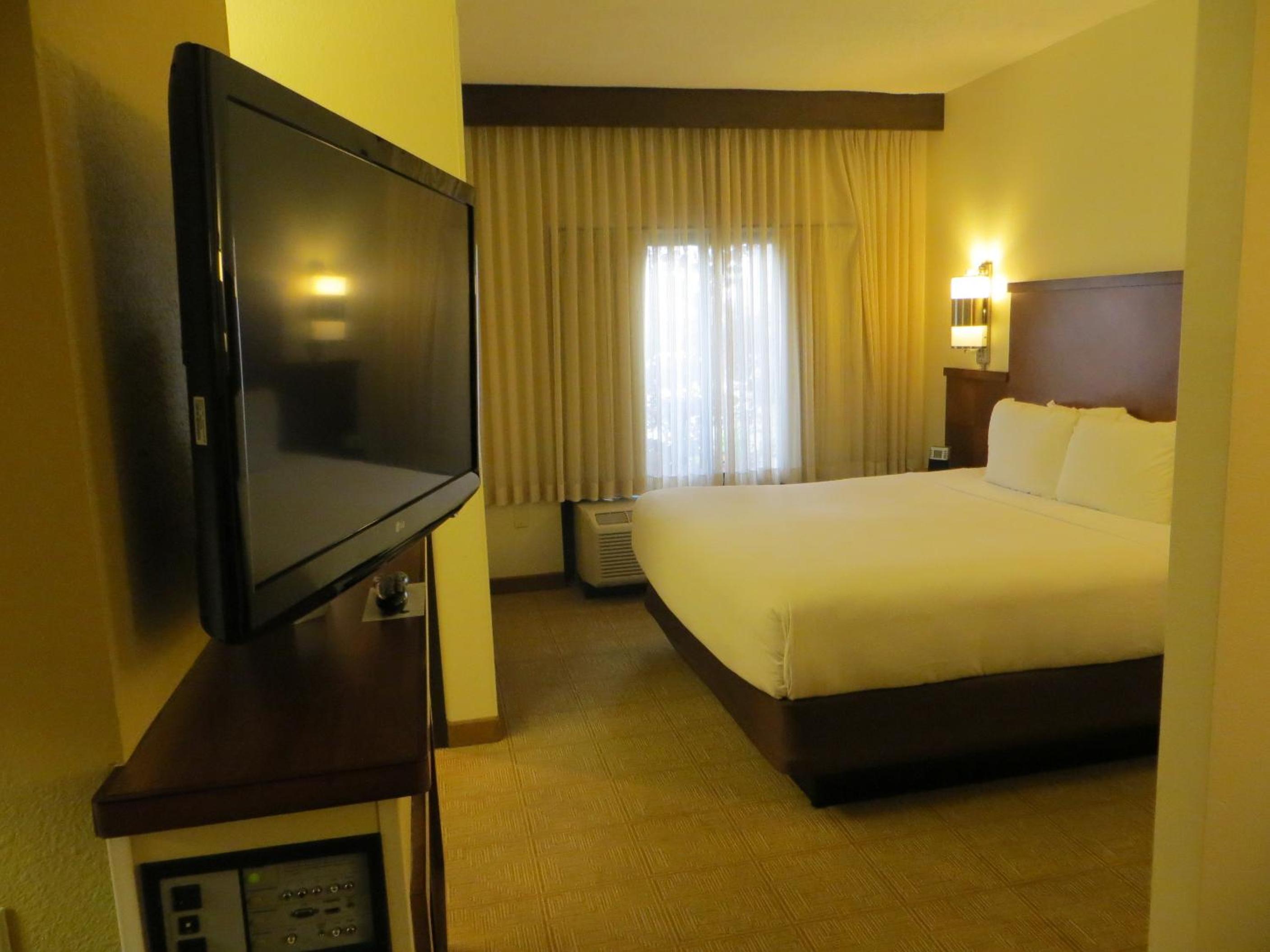 King Room with Sofa Bed and Accessible Tub - Disability Access - Photo 3