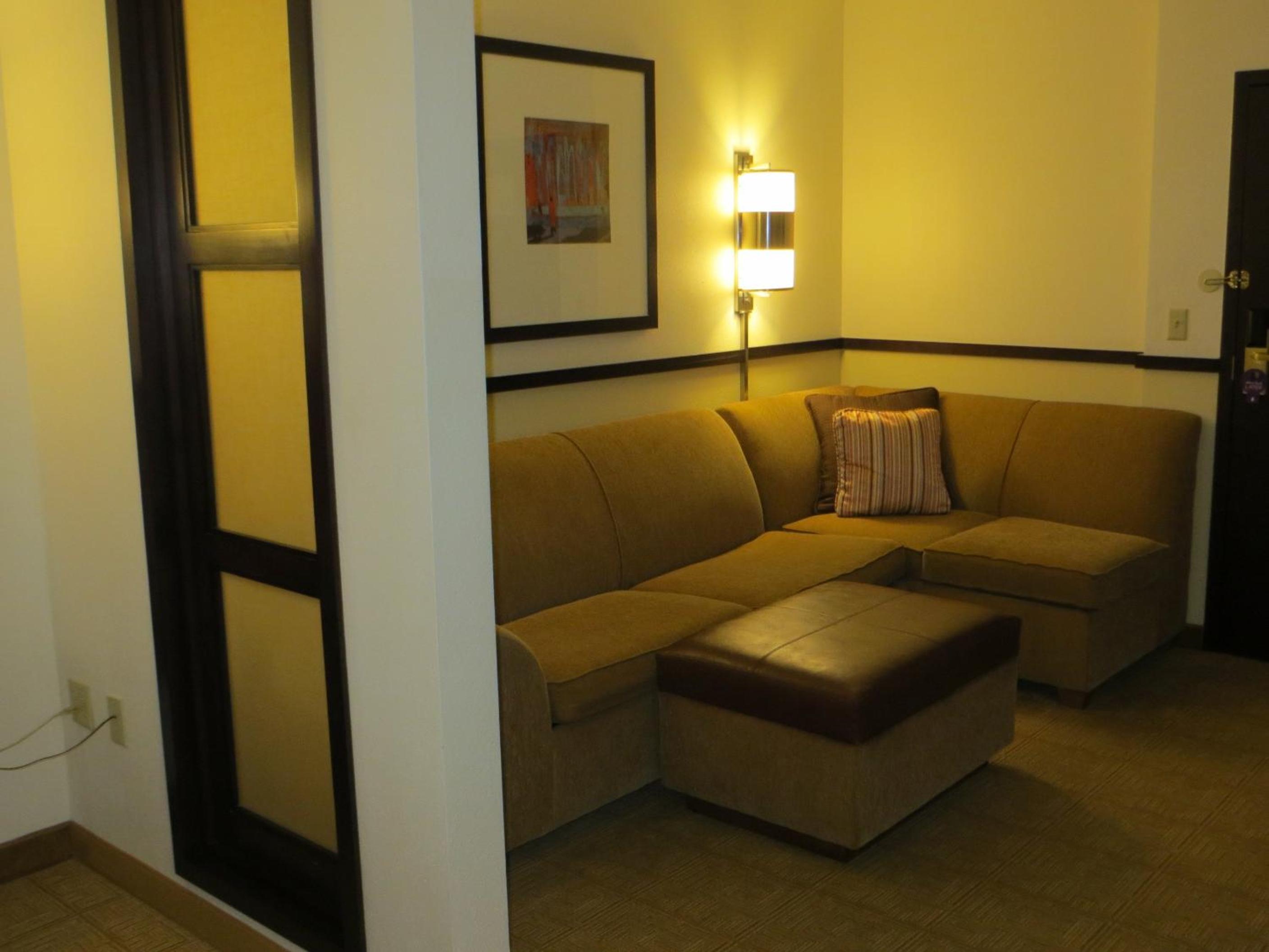 King Room with Sofa Bed - Photo 5