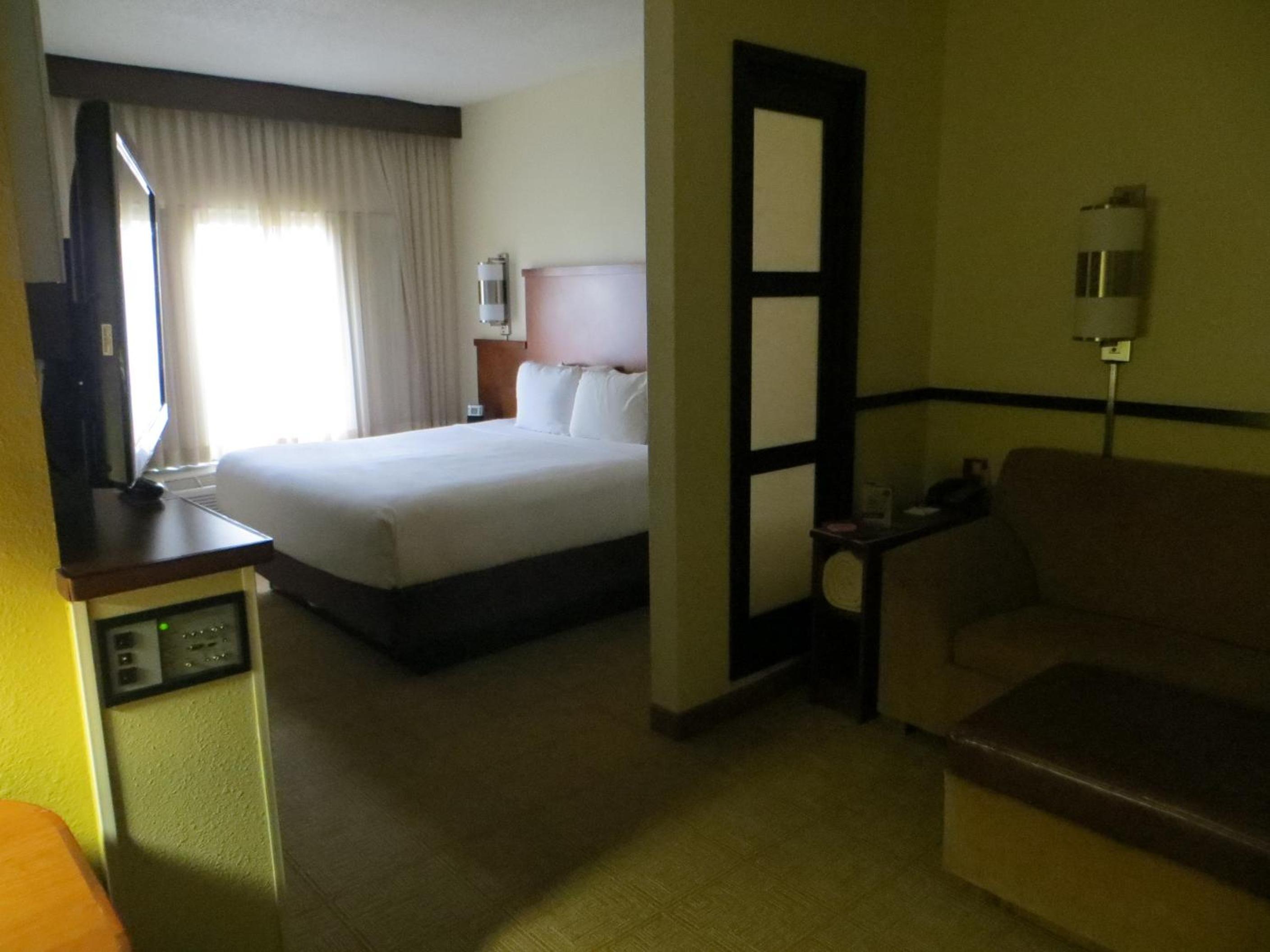 King Room with Sofa Bed - High Floor - Photo 4