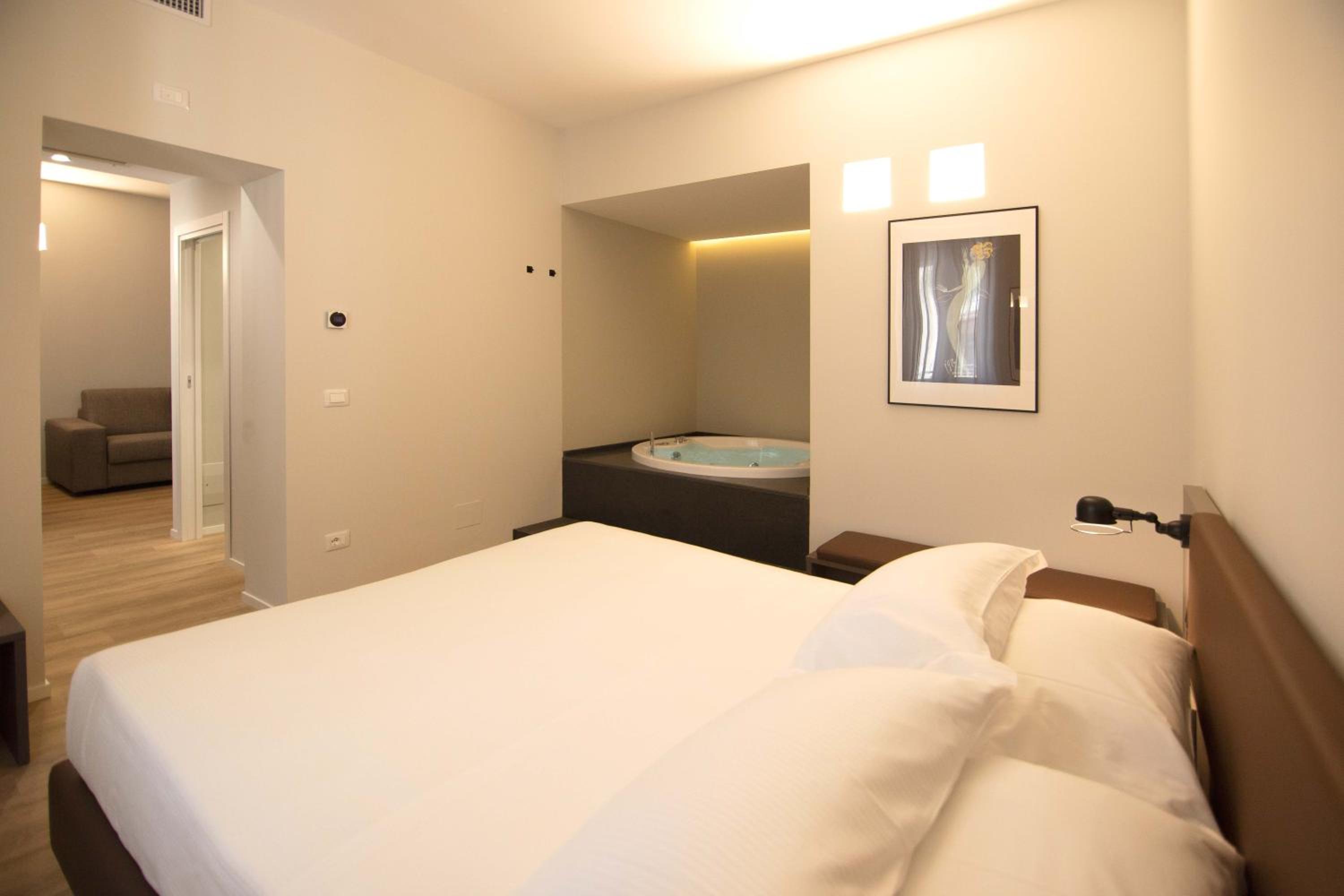 Suite with Hot Tub - Annex - Photo 10