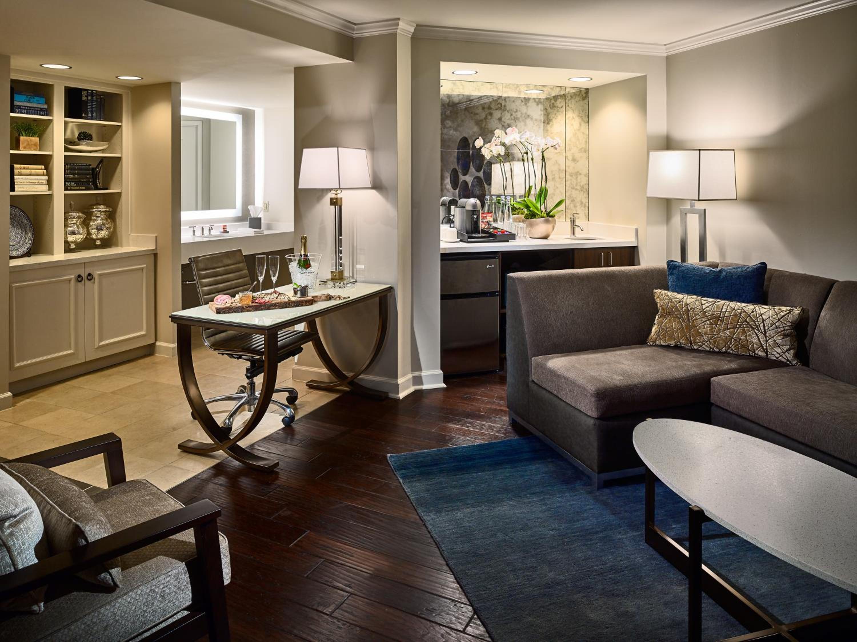 Executive Suite - Photo 2