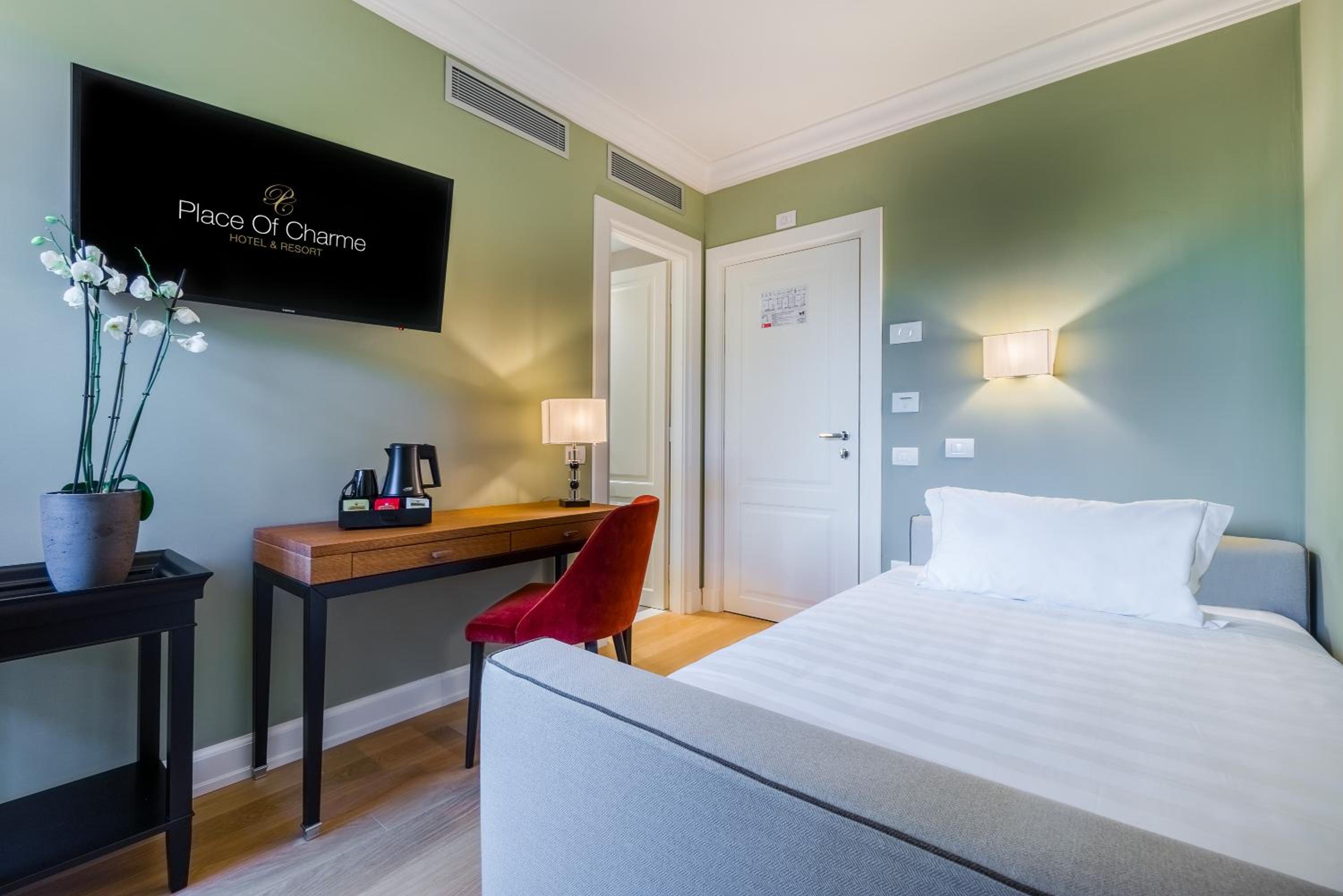 Single Room thumbnail 6