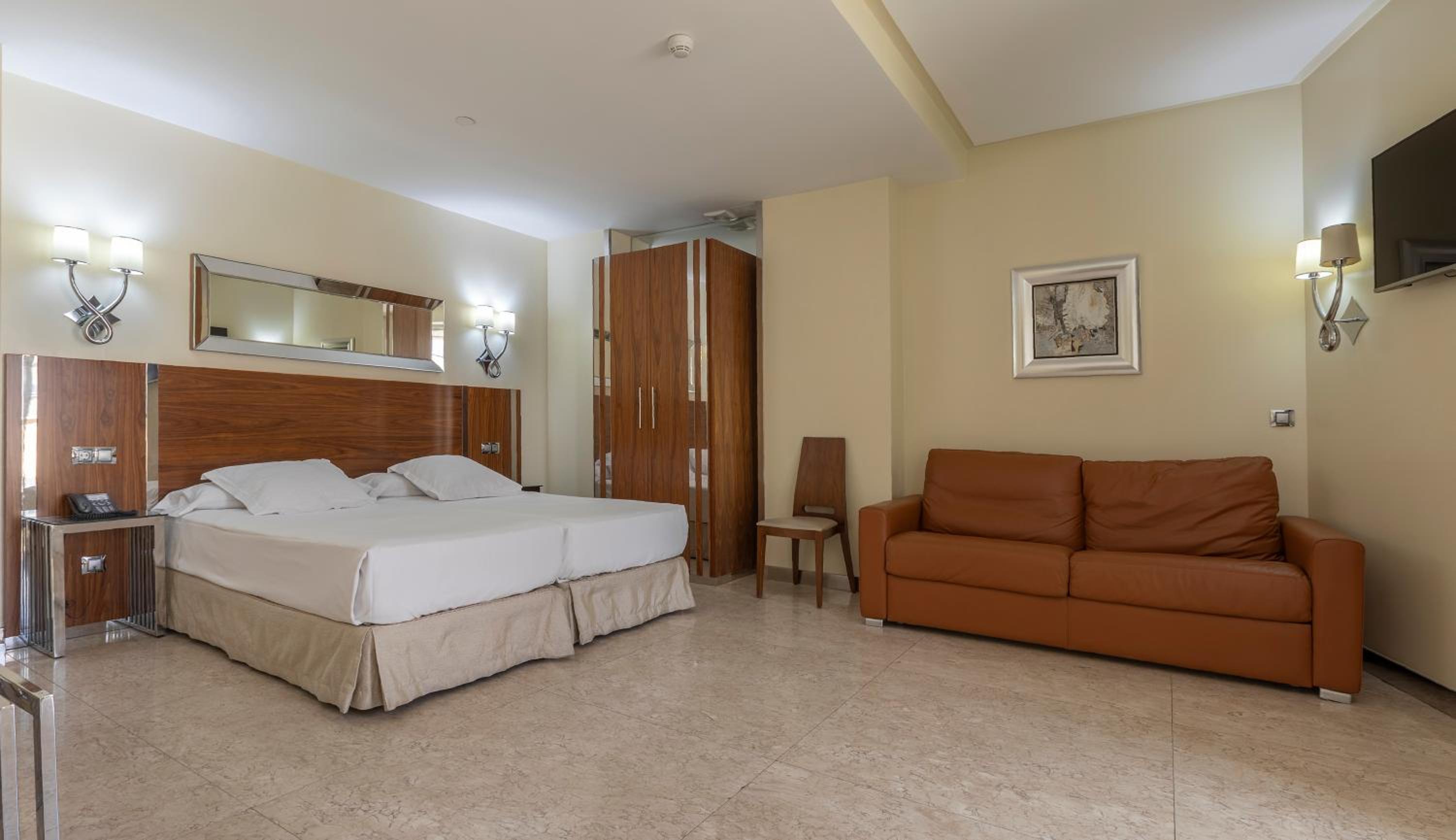 Twin Room with Extra Bed photo 2