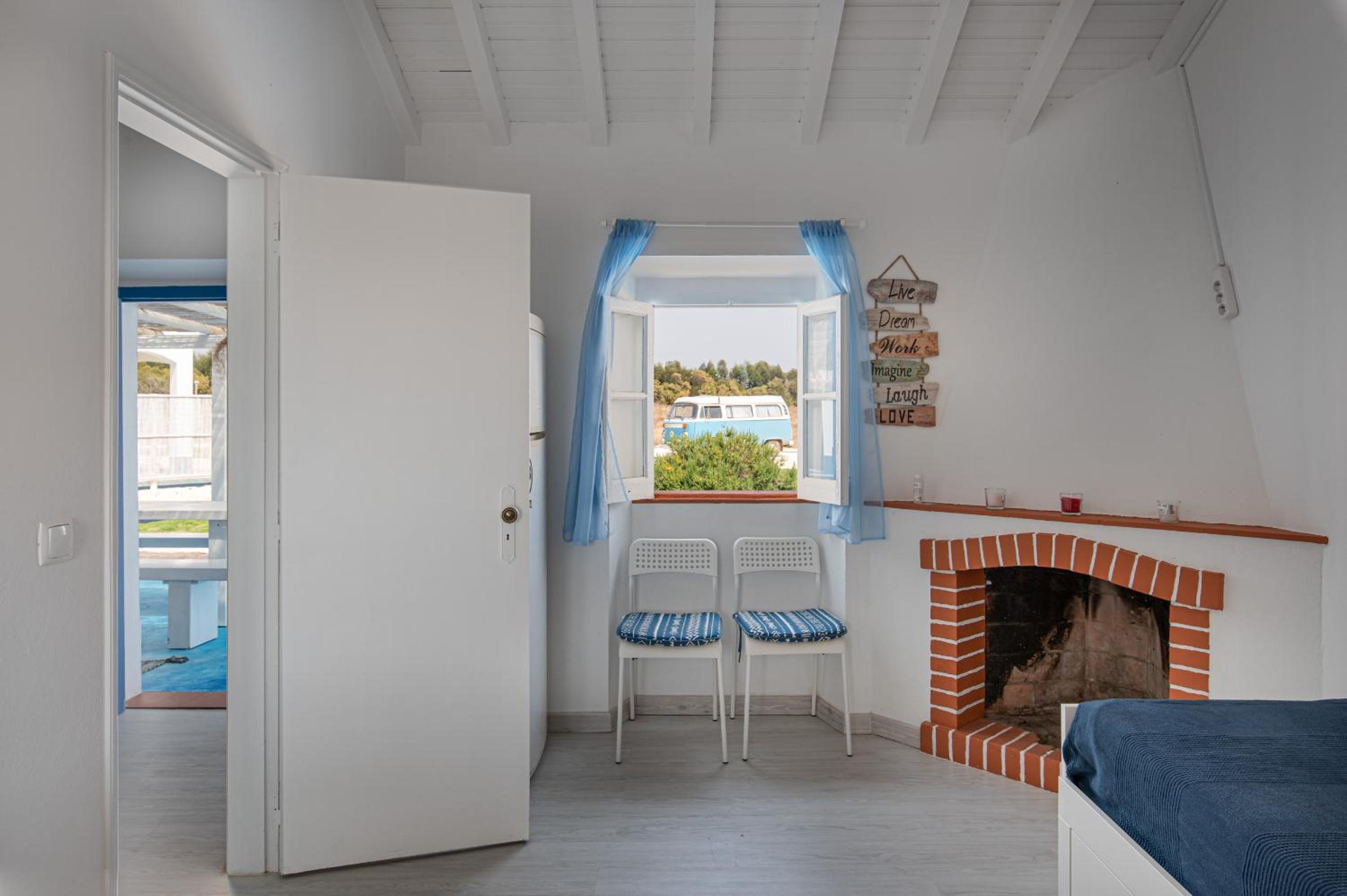Two-Bedroom House - Photo 2