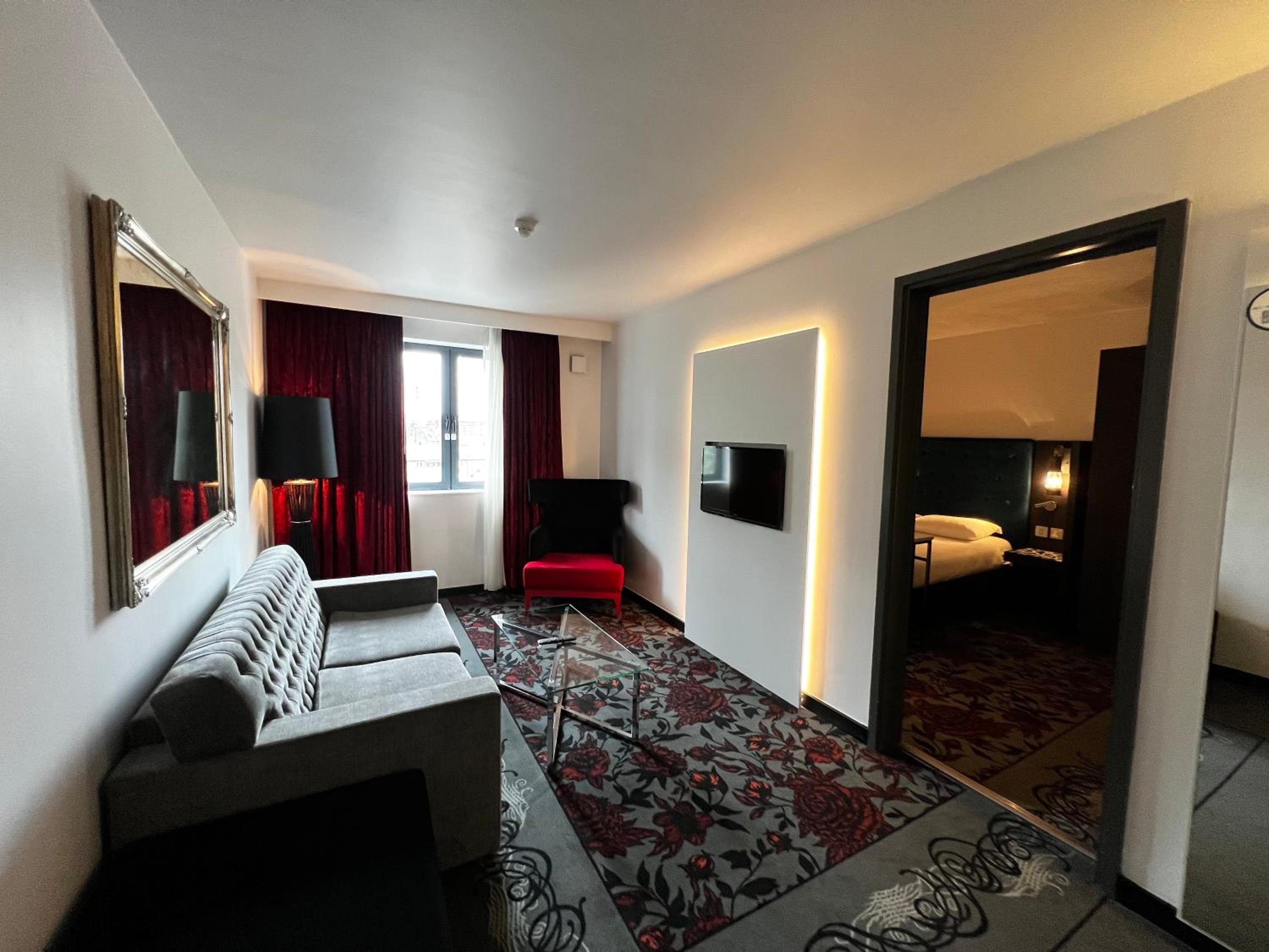 Superior Suite with 1 queensize bed and sofa photo 1