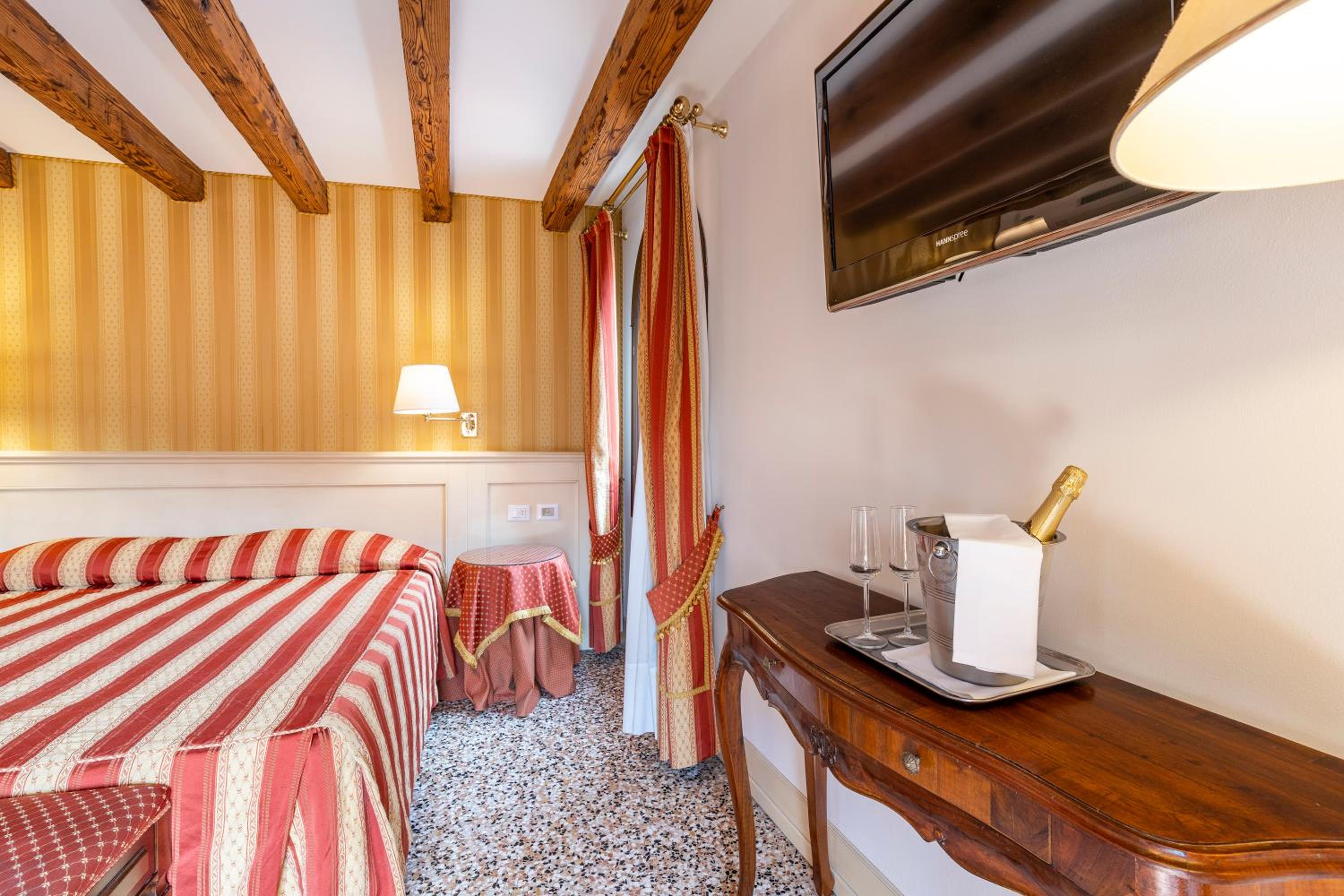 Deluxe Double or Twin Room with Canal View photo 1