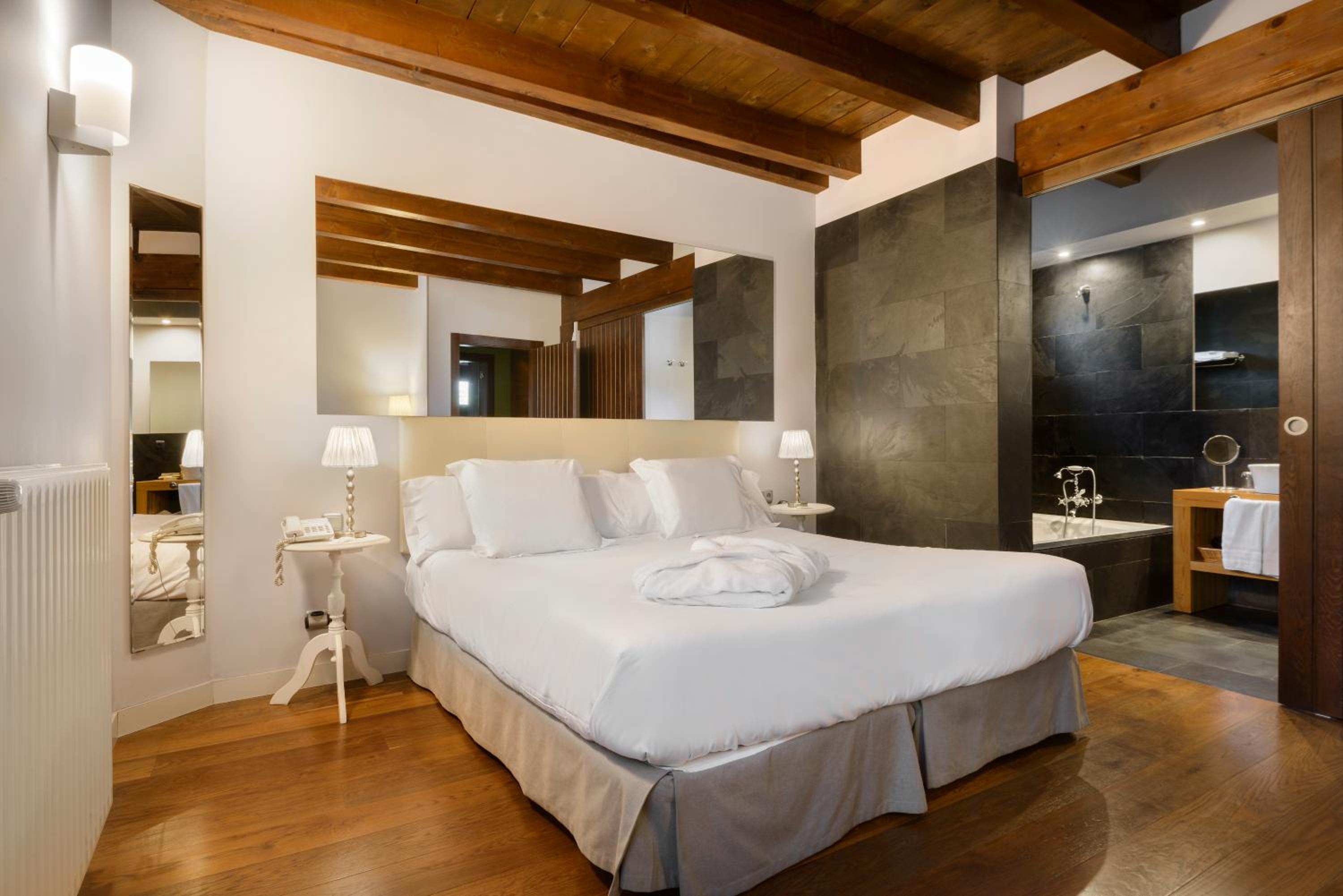 Deluxe Room - Photo 2