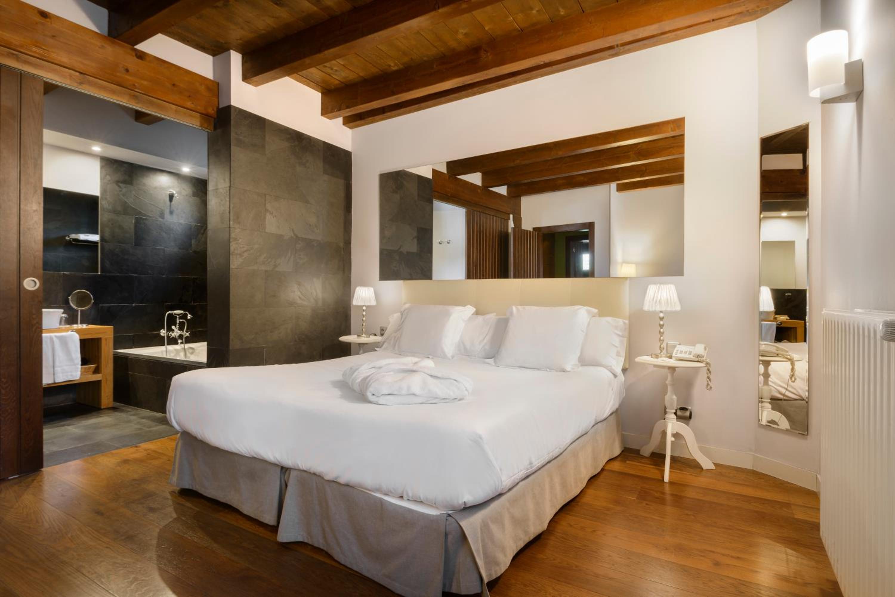 Deluxe Room - Photo 1