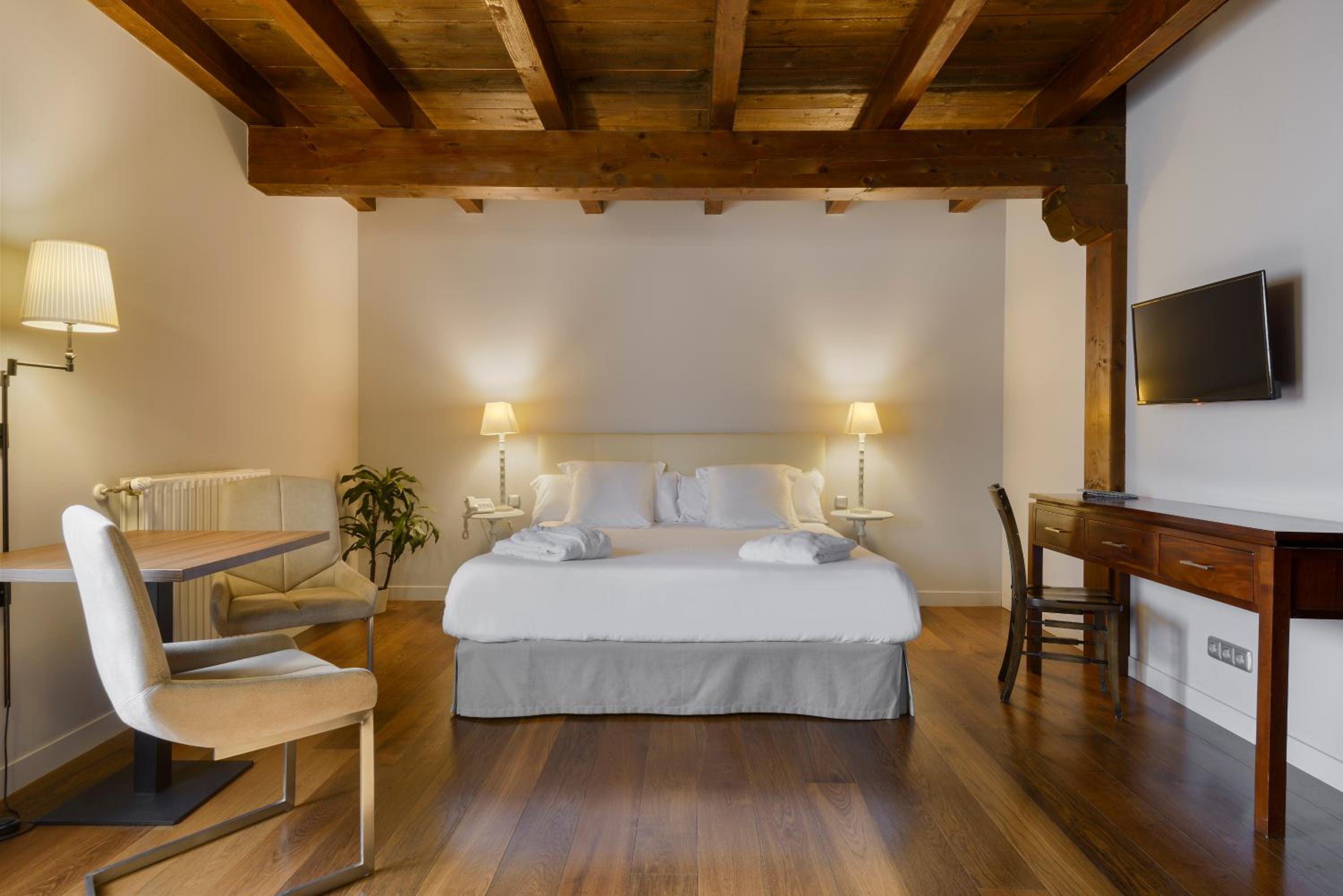 Junior Suite with Terrace - Photo 4
