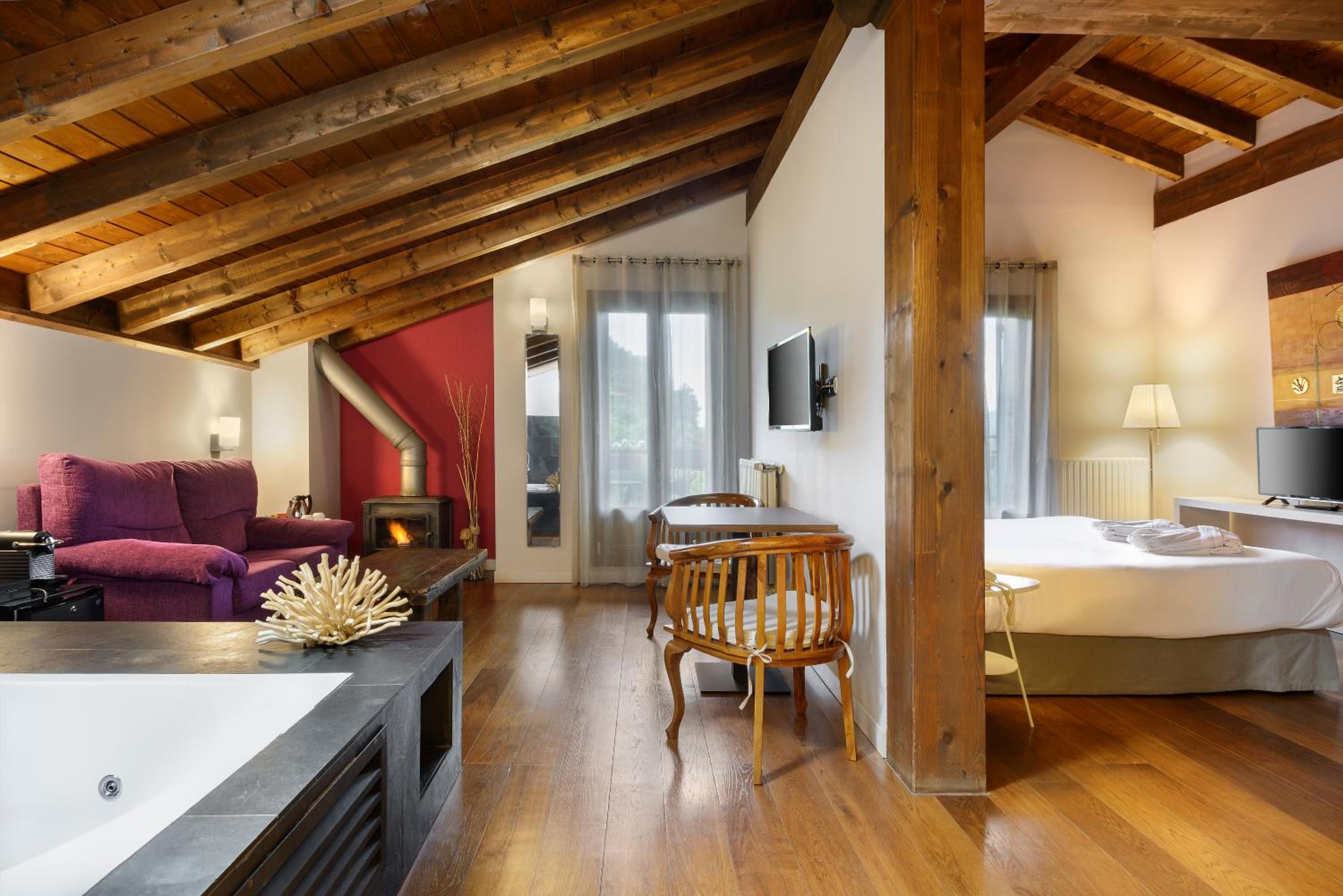 Suite - Photo 1