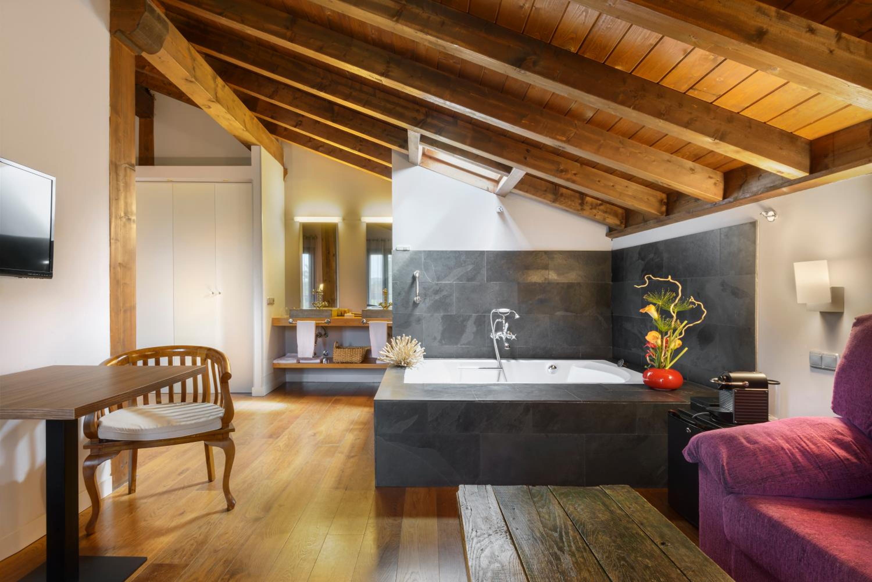 Suite - Photo 3